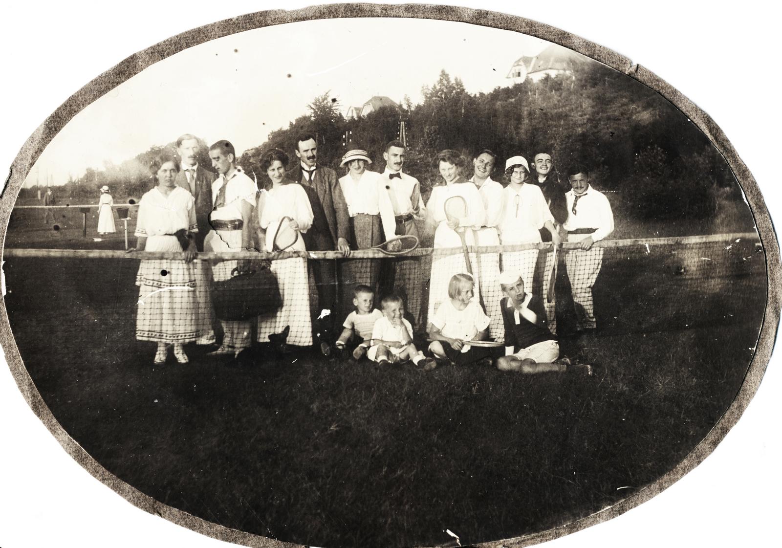 1917, Fejér Csaba-Kindert Piroska, teniszpálya, földön ülés, csoportkép, Fortepan #235361