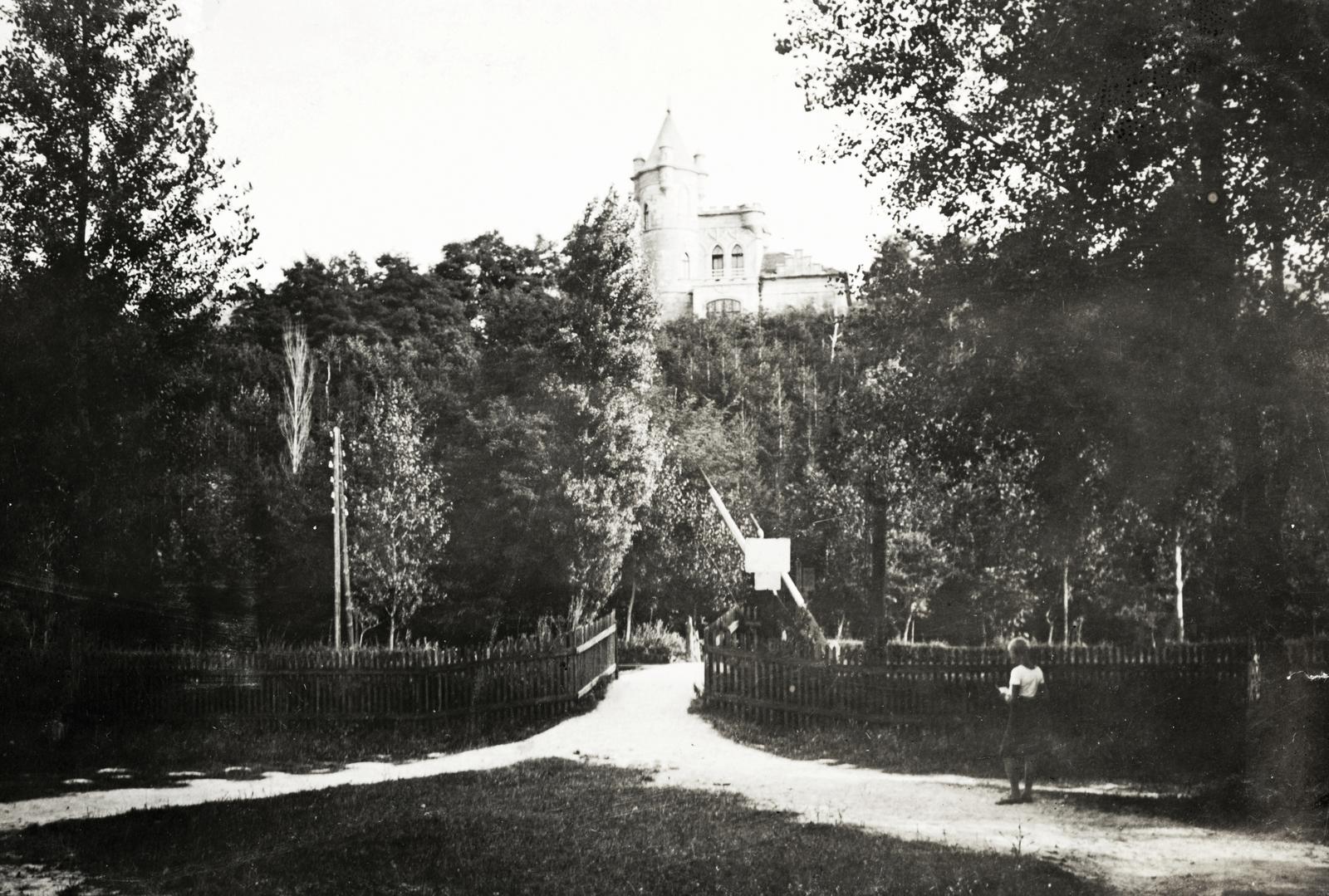 Magyarország, Balatonszemes, vasúti átjáró, háttérben a Bagolyvár nyaraló., 1917, Fejér Csaba-Kindert Piroska, sorompó, léckerítés, Fortepan #235362