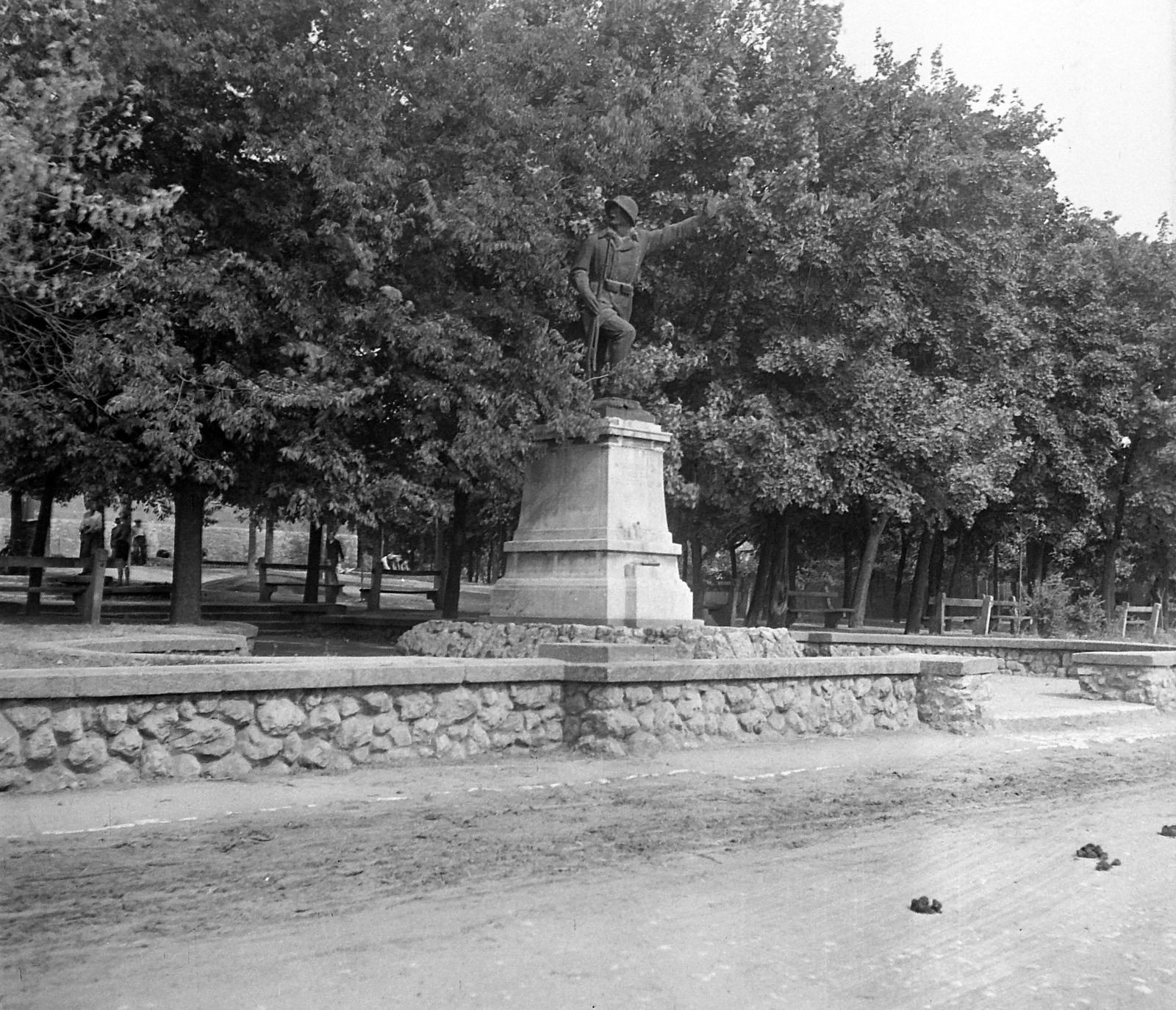 Hungary, Mór, Kossuth Lajos utca a Szent István térnél, I. világháborús emlékmű (Bory Jenő és Bory Pál alkotása, 1932.)., 1953, Építész, monument, Fortepan #23538