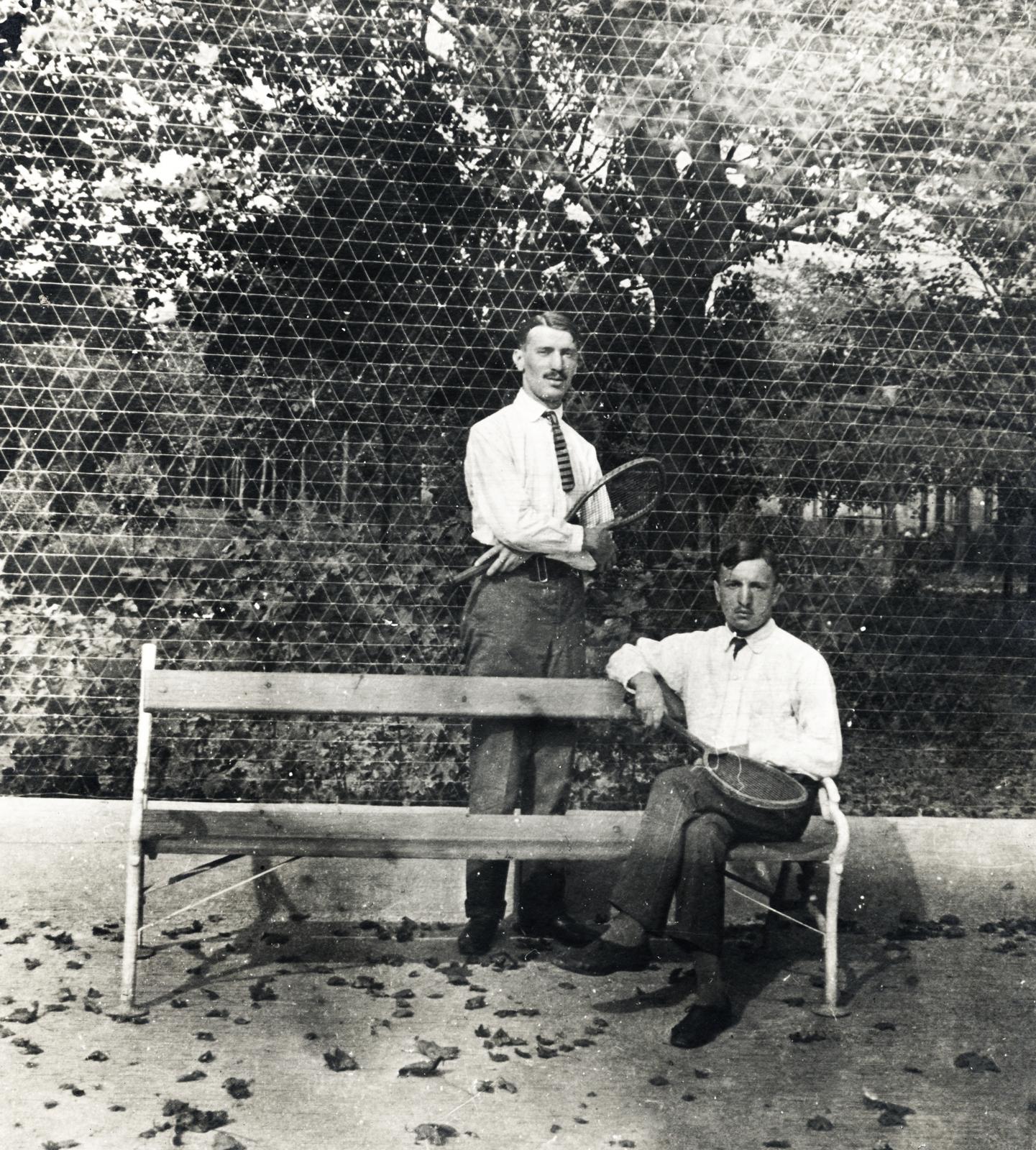 1915, Fejér Csaba-Kindert Piroska, chain-link fence, men, bench, tennis rackets, Fortepan #235406