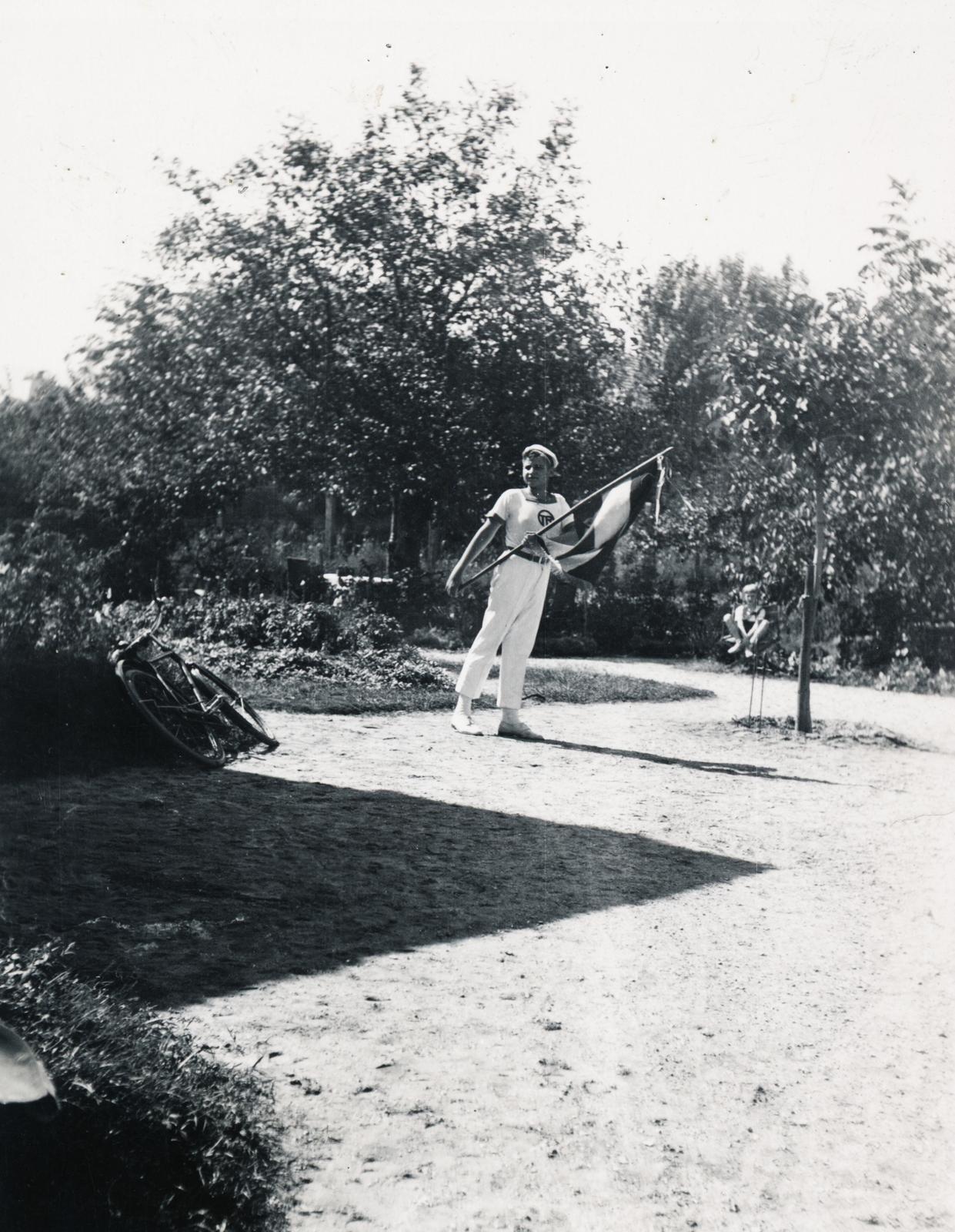 1928, Fejér Csaba-Kindert Piroska, zászló, kézben tartani, Fortepan #235408
