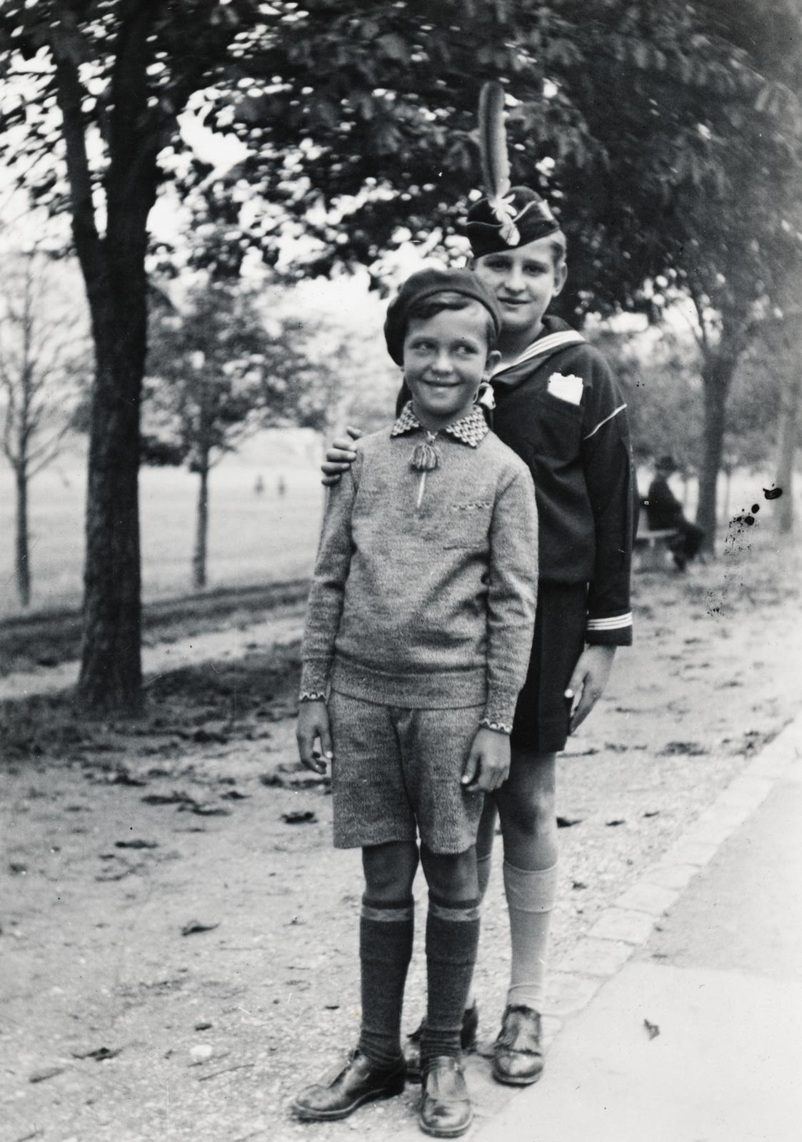 1929, Fejér Csaba-Kindert Piroska, school uniform, knee snocks, feather, shoe, boys, Fortepan #235413