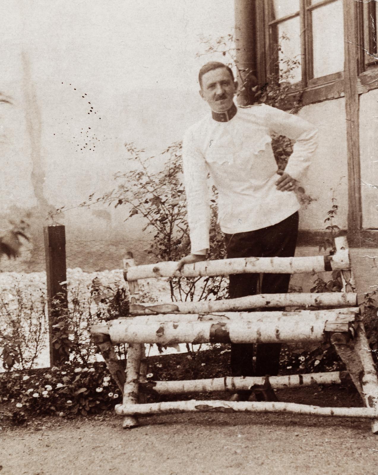 1929, Fejér Csaba-Kindert Piroska, egyenruha, csípőre tett kéz, támaszkodás, Fortepan #235420