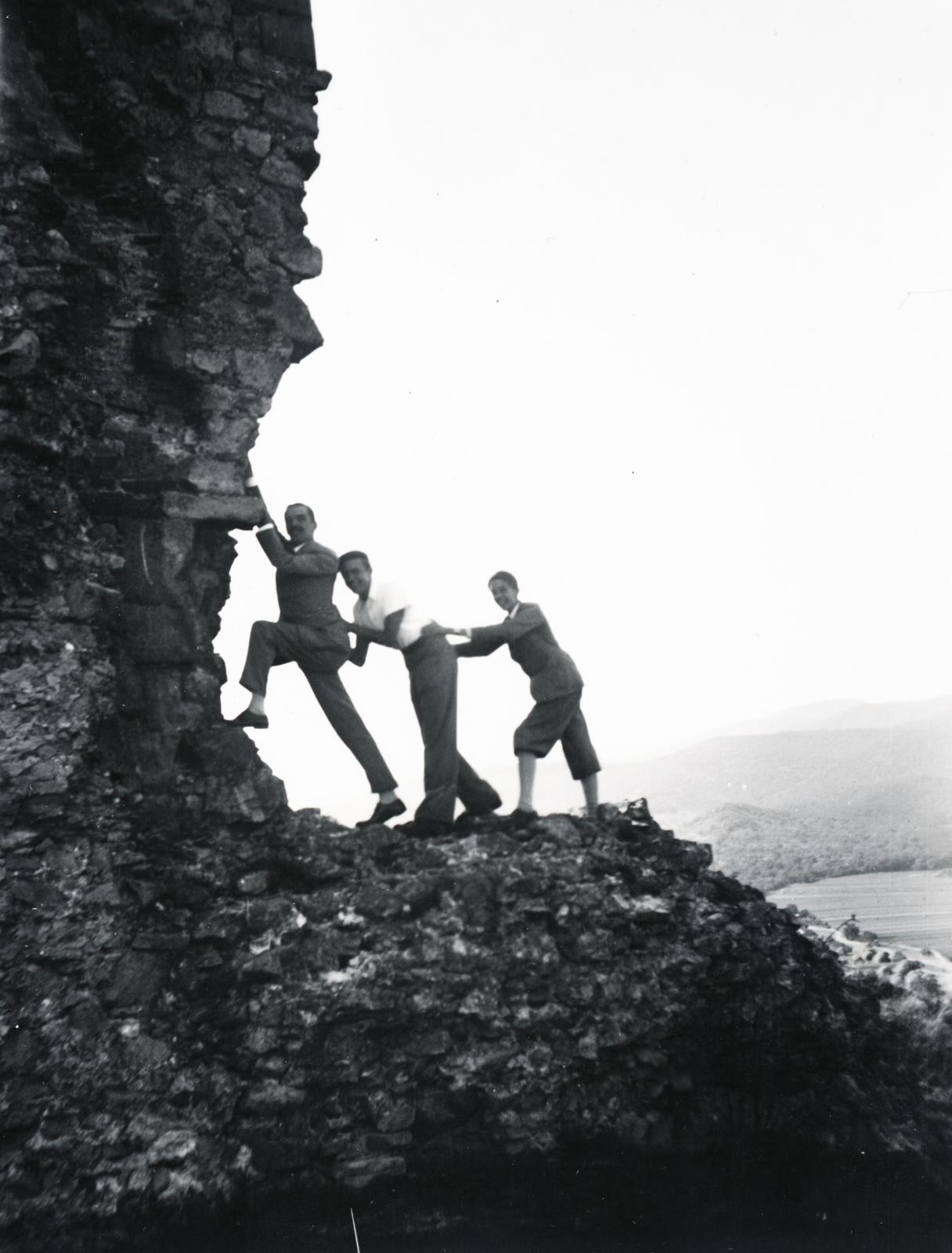 1935, Fejér Csaba-Kindert Piroska, hill climbing, jesting, three people, Fortepan #235428