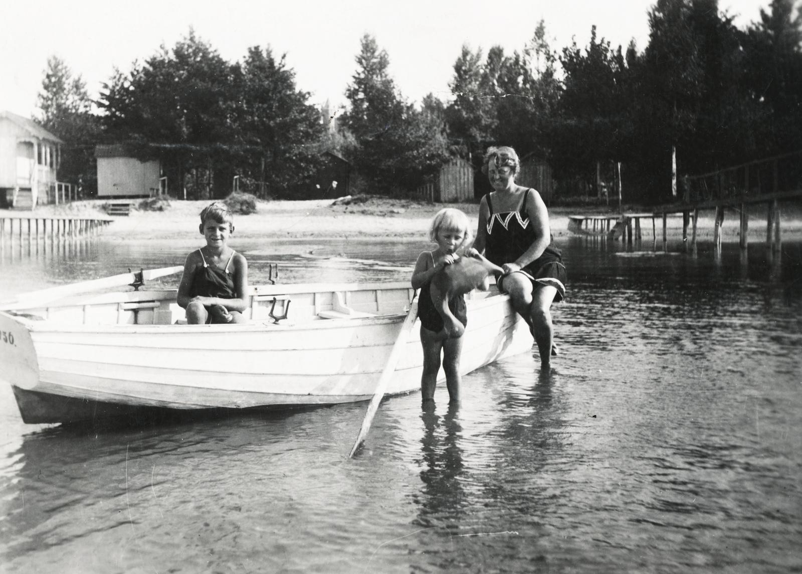Hungary, Balatonszemes, strand, háttérben a fák között a Bagolyvár nyaraló tornya., 1929, Fejér Csaba-Kindert Piroska, Fortepan #235432