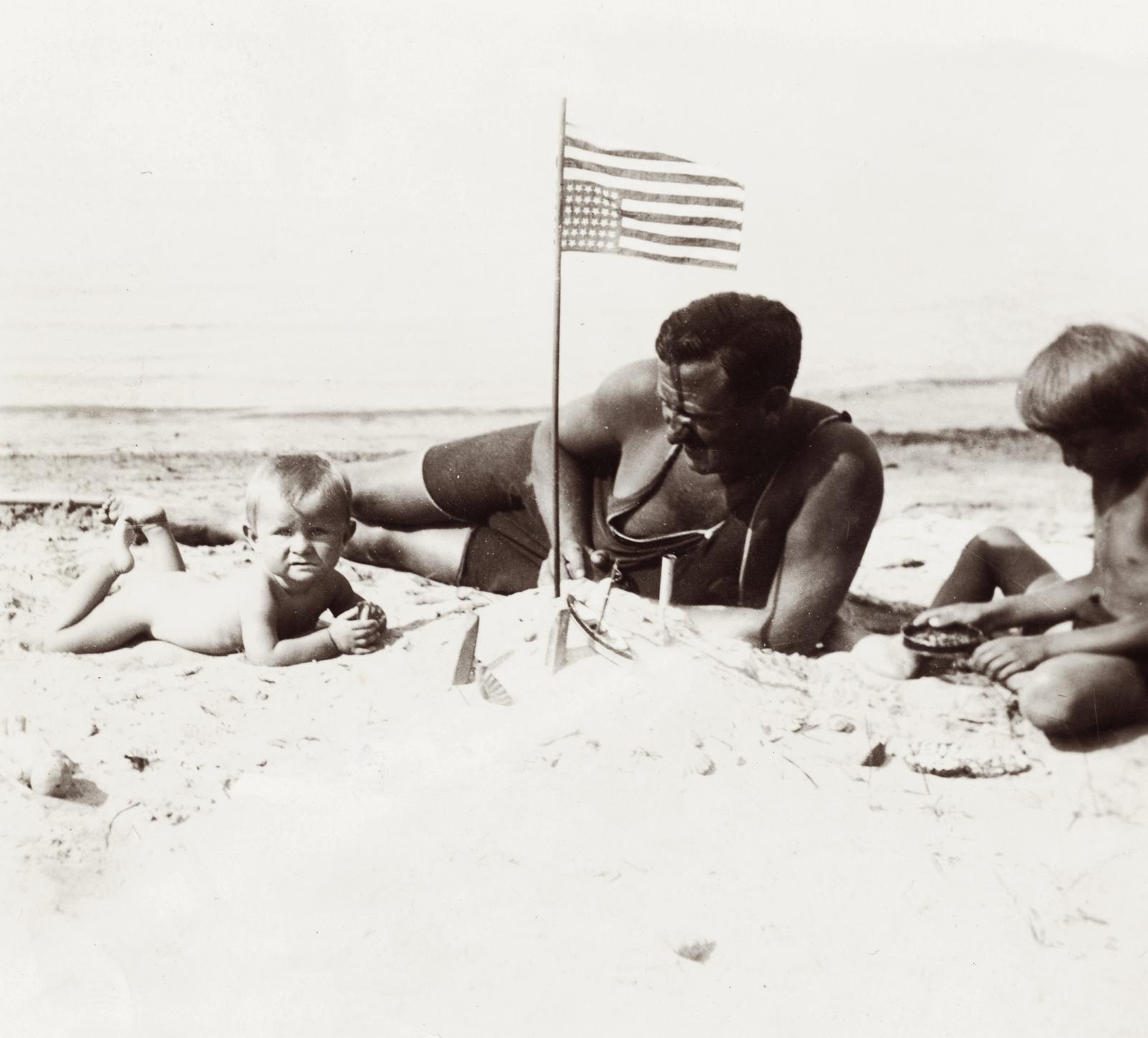 1931, Fejér Csaba-Kindert Piroska, Best of, apa, tengerpart, zászló, homok, gyerekek, Fortepan #235447