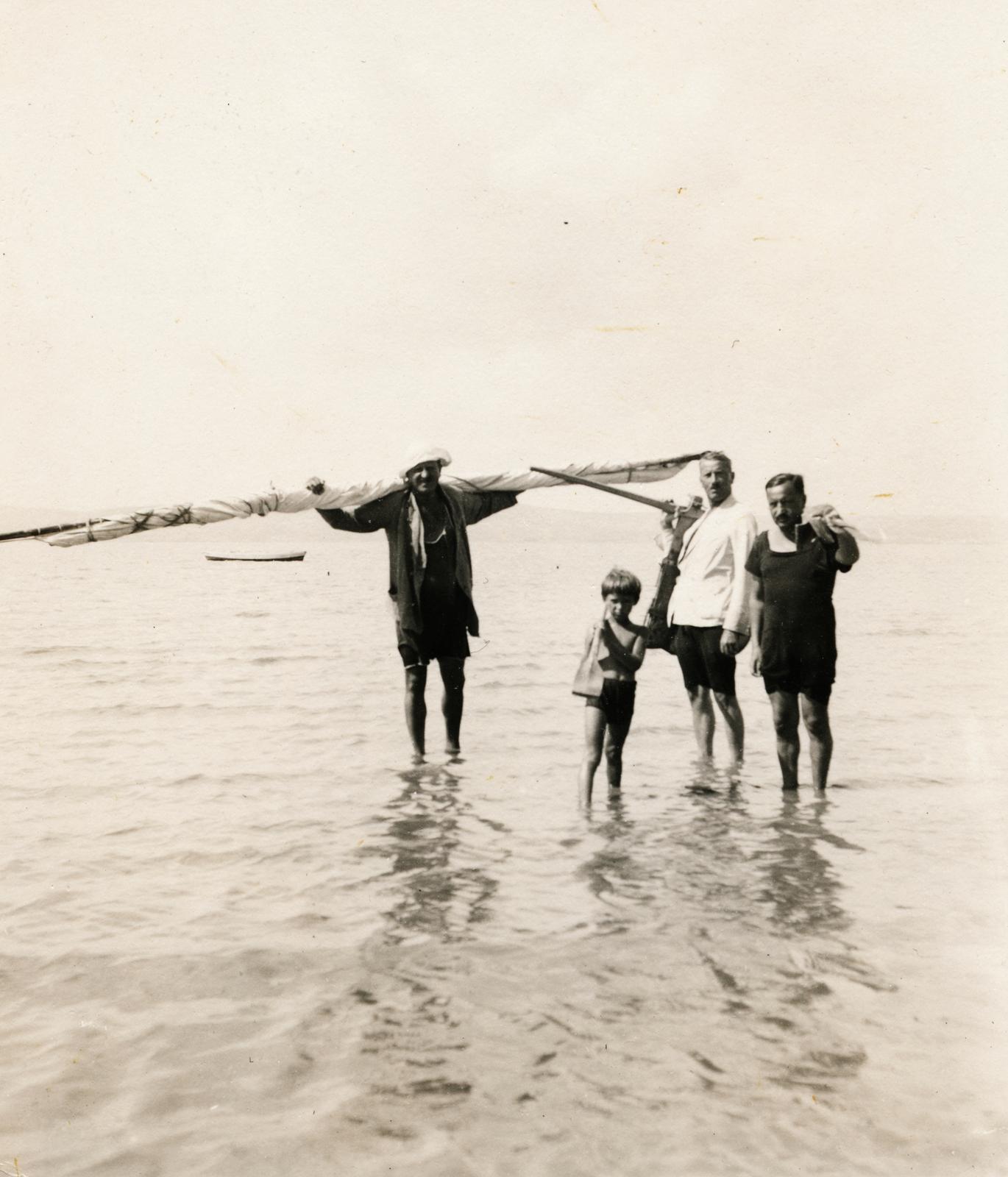 1931, Fejér Csaba-Kindert Piroska, carrying on the shoulder, Fortepan #235451