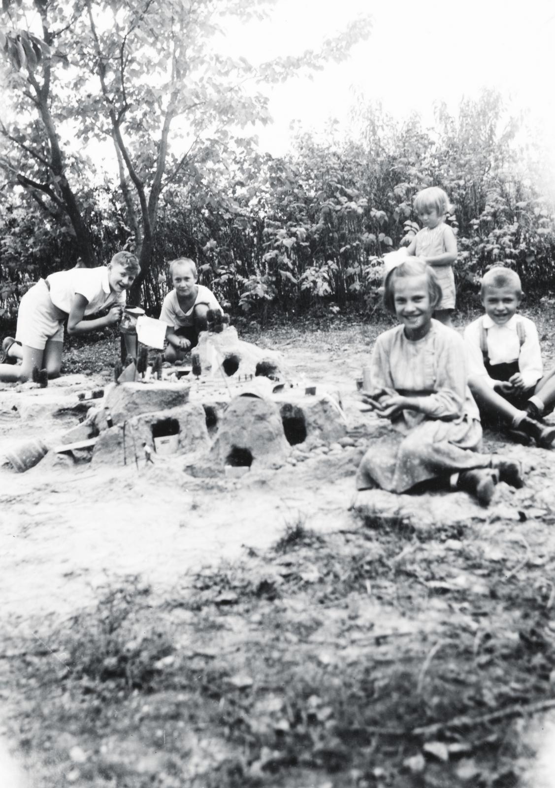 1935, Fejér Csaba-Kindert Piroska, sand castle, kids, Fortepan #235487