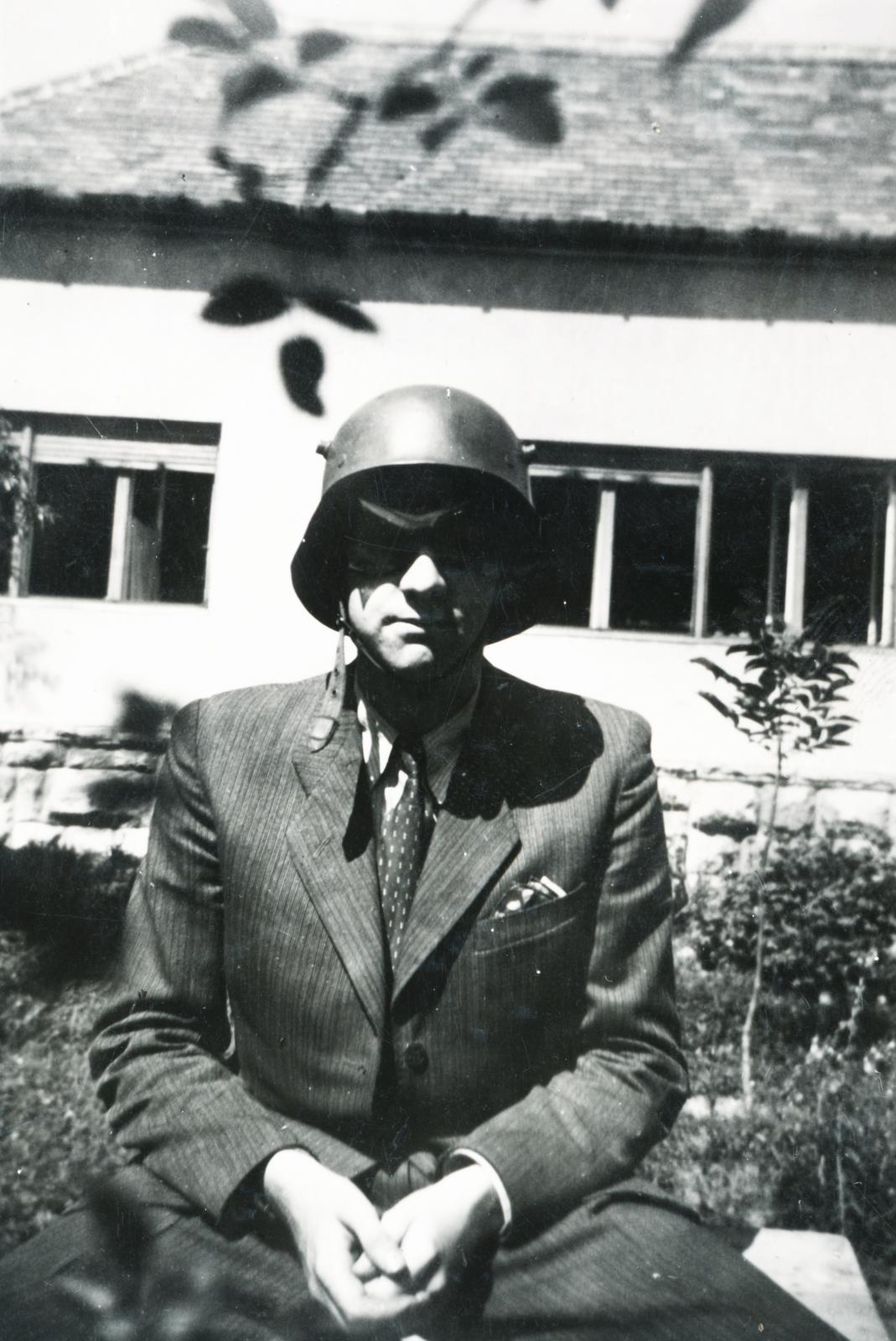 1939, Fejér Csaba-Kindert Piroska, portrait, helmet, Fortepan #235492
