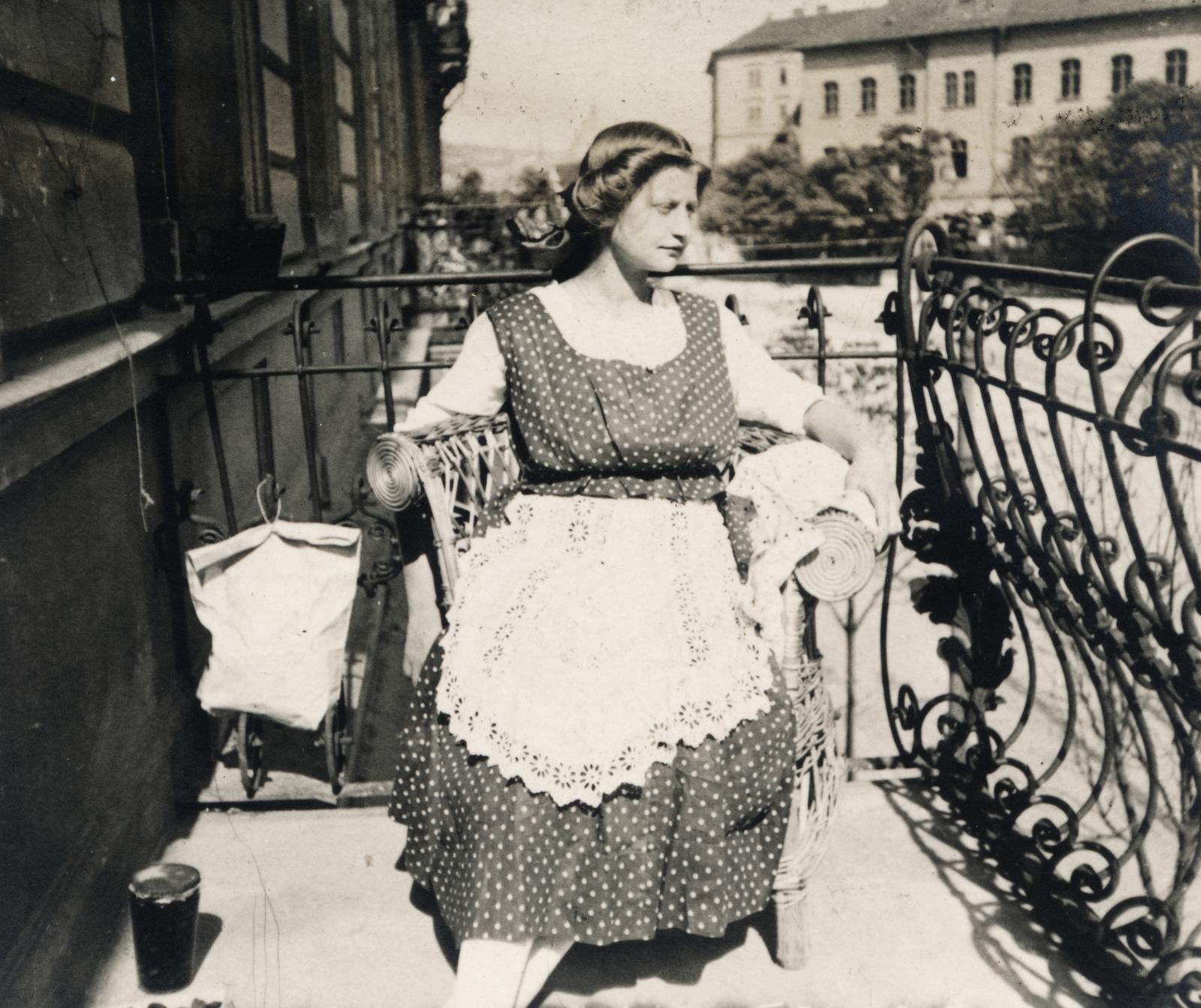 Magyarország, Budapest XII.,Budapest I., Krisztina körút, a felvétel a 27-es számú ház erkélyén készült. Háttérben jobbra a Vérmező fái mögött az Attila út 137. szám alatti elemi iskola (később Kosztolányi Dezső Gimnázium) épülete., 1920, Fejér Csaba-Kindert Piroska, kovácsoltvas, pöttyös ruha, erkély, Budapest, Fortepan #235496