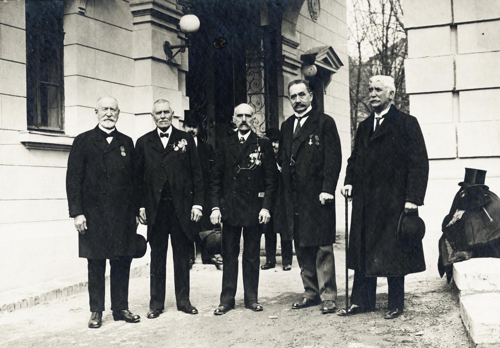 Magyarország, Budapest II., Marczibányi tér 6-7., a felvétel a Budapesti Polgári Lövészegyesület központjának kapujában készült. Középen Jelinek Antal helyettes főlövészmester és lövészbizottsági elnök., 1914, Kenderessy Tibor, Budapest, csokornyakkendő, kalap kézben, férfiak, bajusz, kitüntetés, Fortepan #235500