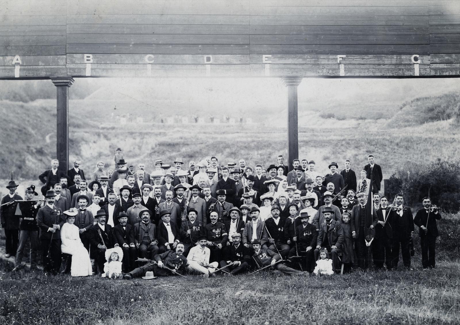 Magyarország, Budapest II., Marczibányi tér, a csoportkép a Budapesti Polgári Lövészegyesület lőterén készült., 1911, Kenderessy Tibor, Budapest, fegyver, hegedű, csoportkép, Fortepan #235502