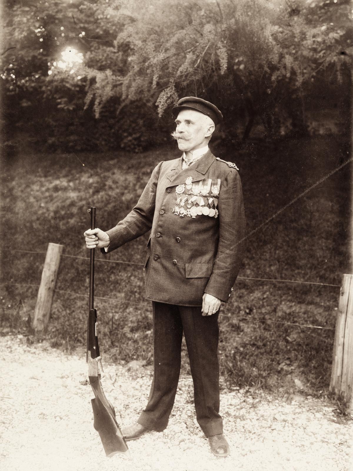Magyarország, Jelinek Antal a Budapesti Polgári Lövészegyesület helyettes főlövészmestere és lövészbizottsági elnöke., 1904, Kenderessy Tibor, fegyver, büszkeség, kitüntetés, katona, vadászfegyver, Fortepan #235505