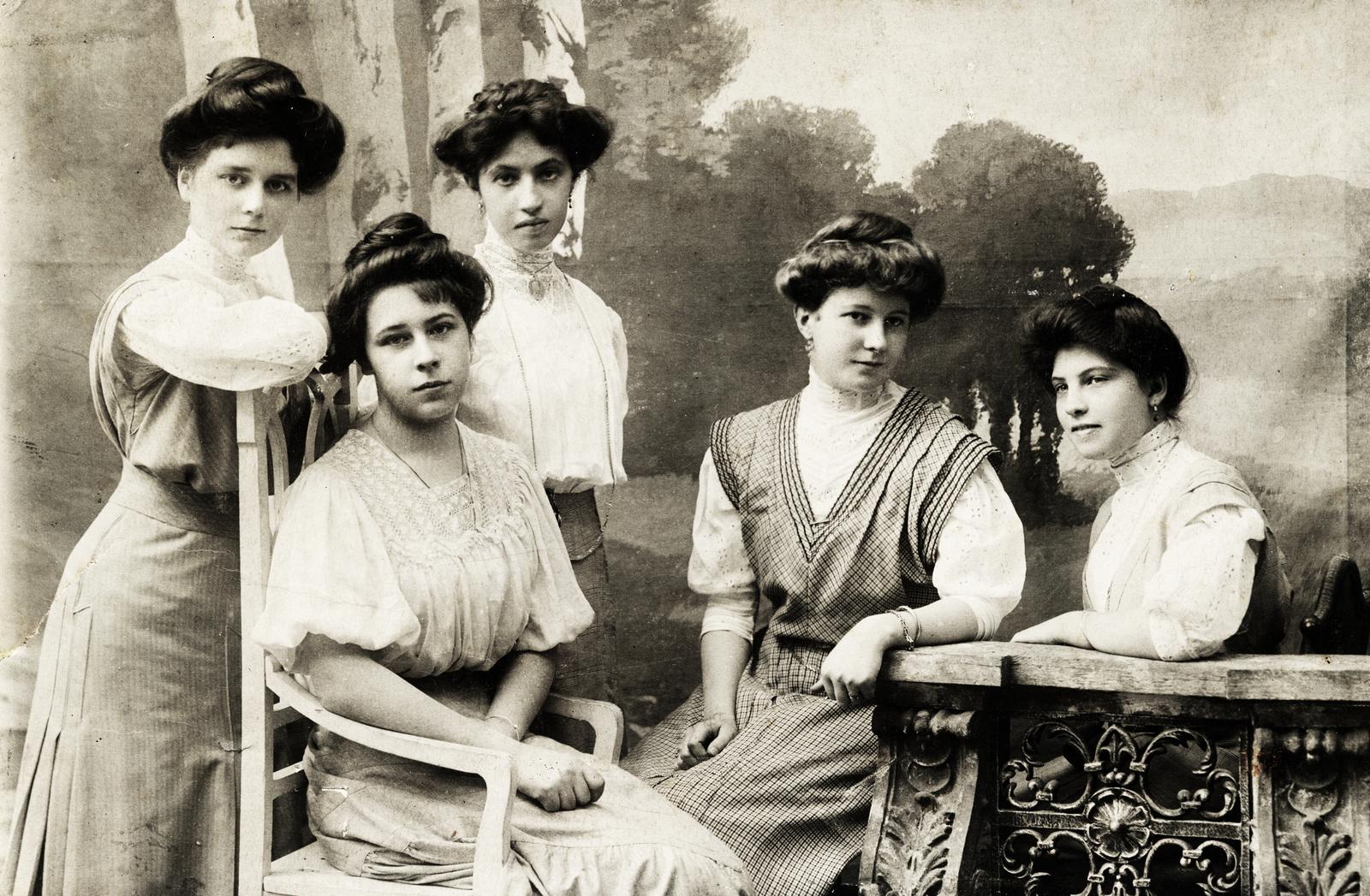 1911, Kenderessy Tibor, bun, girls, hairdo, tableau, Fortepan #235525