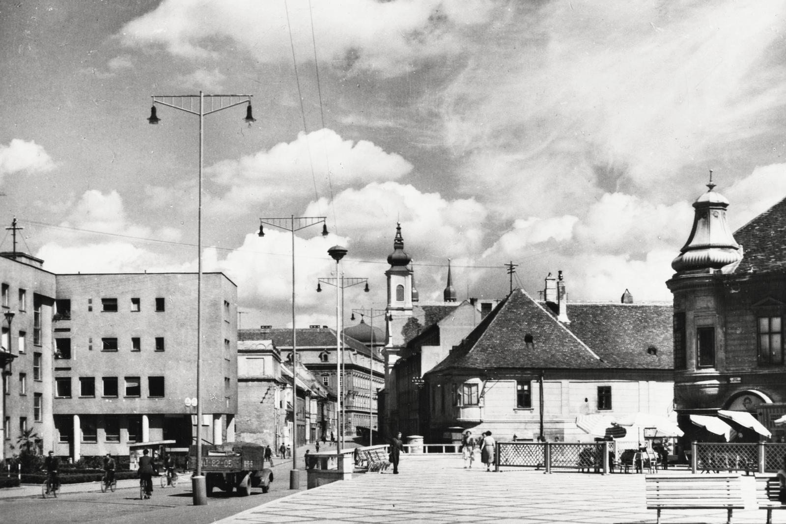 Szlovákia, Nagyszombat, Szentháromság tér (Trojičné námestie), szemben a Hviezdoslavova ulica és a Szent Anna-templom., 1966, Kenderessy Tibor, Fortepan #235540