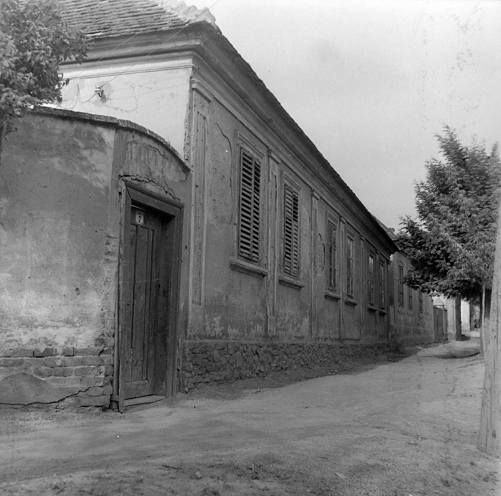 Magyarország, Mór, Széchenyi utca 7., 1953, Építész, utcakép, földút, zsalugáter, kapu, Fortepan #23555