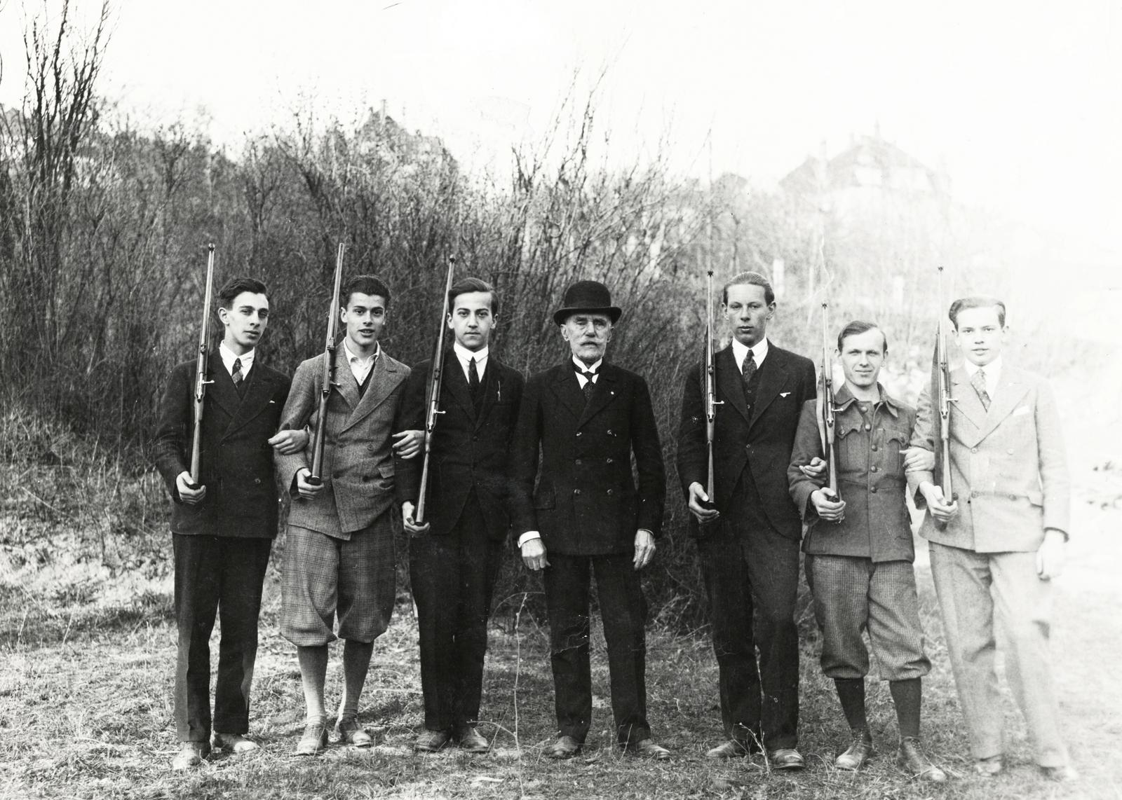 1931, Kenderessy Tibor, kézben tartani, bricsesz, puska, férfiak, Fortepan #235558