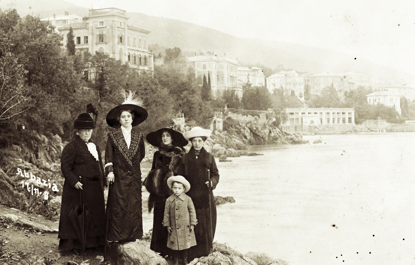 Croatia,Adriatic Sea, Opatija, tengerpart a mai Hotel Istra környékén., 1916, Kenderessy Tibor, women, shore, hat, Fortepan #235559