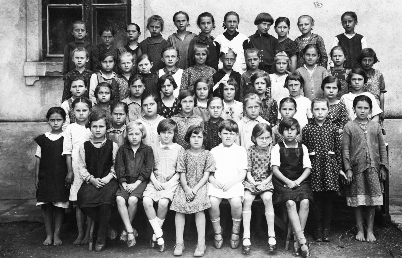 1943, Kenderessy Tibor, girls' class, Fortepan #235566