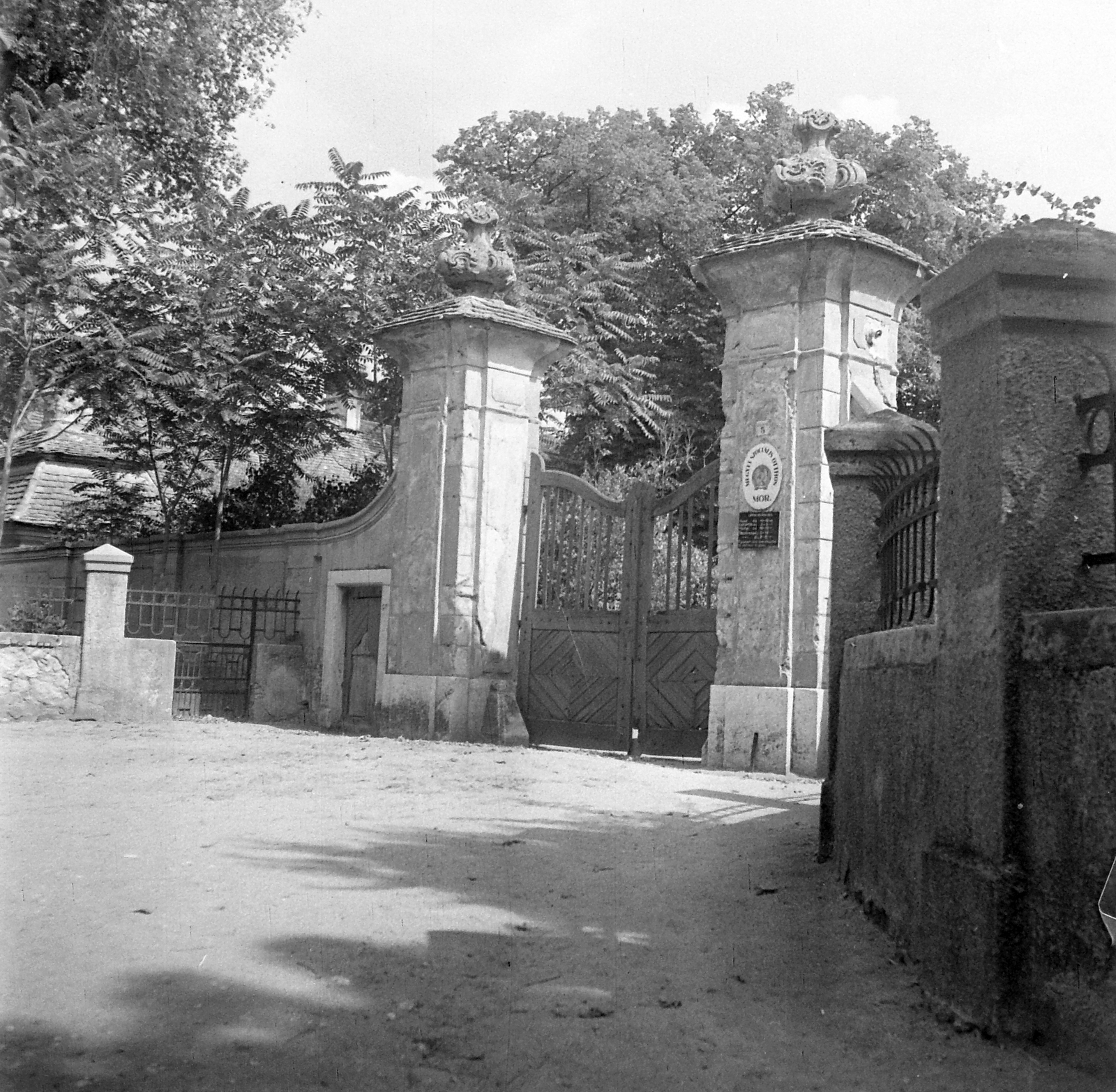Hungary, Mór, Lamberg kastély, főbejárat., 1953, Építész, castle, gate, Baroque-style, curb, Jakab Fellner-design, photo aspect ratio: square, Fortepan #23559