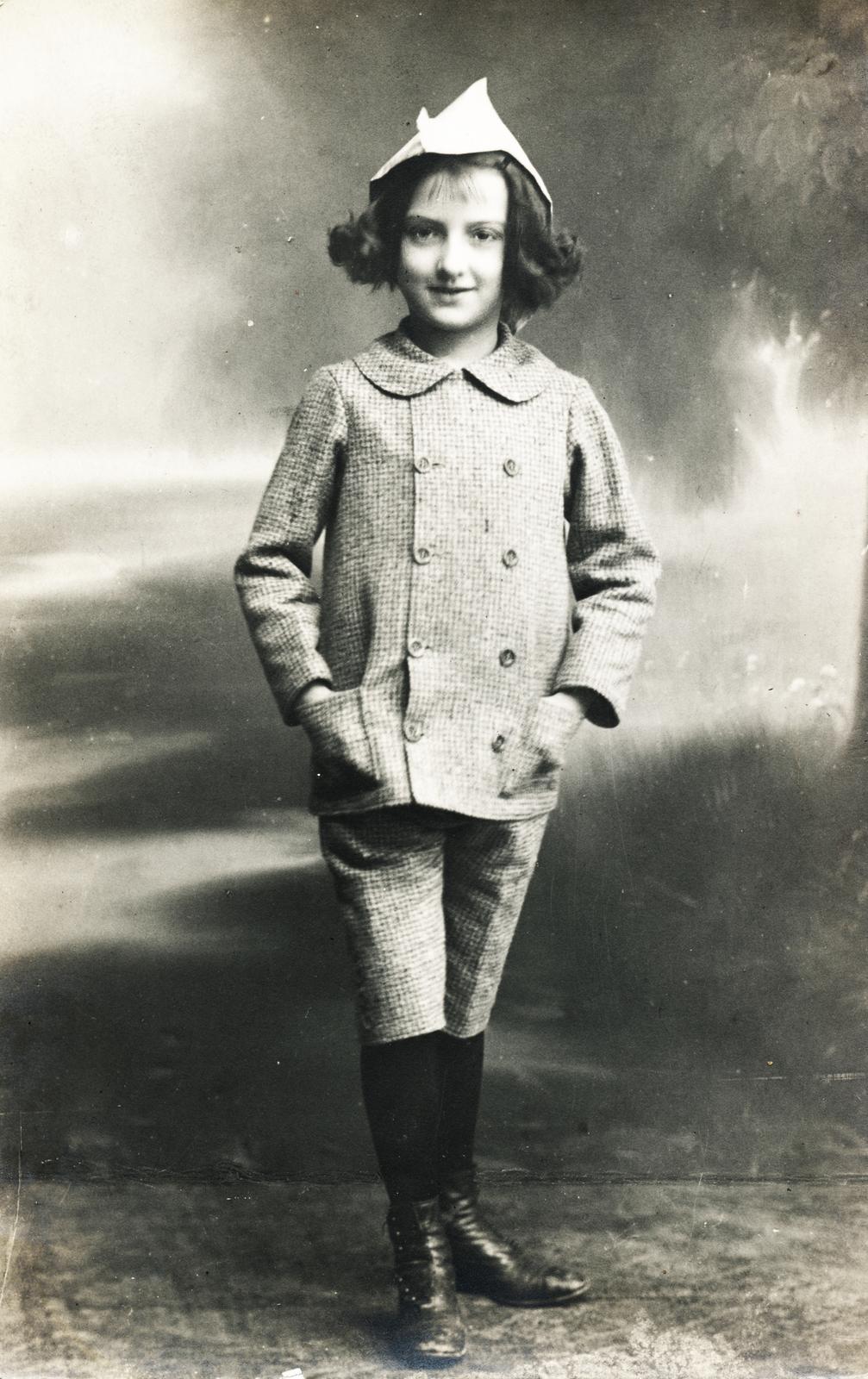 1916, Kenderessy Tibor, kabinetfotó, dupla soros kabát, kislány, zsebredugott kéz, csizma, Fortepan #235590