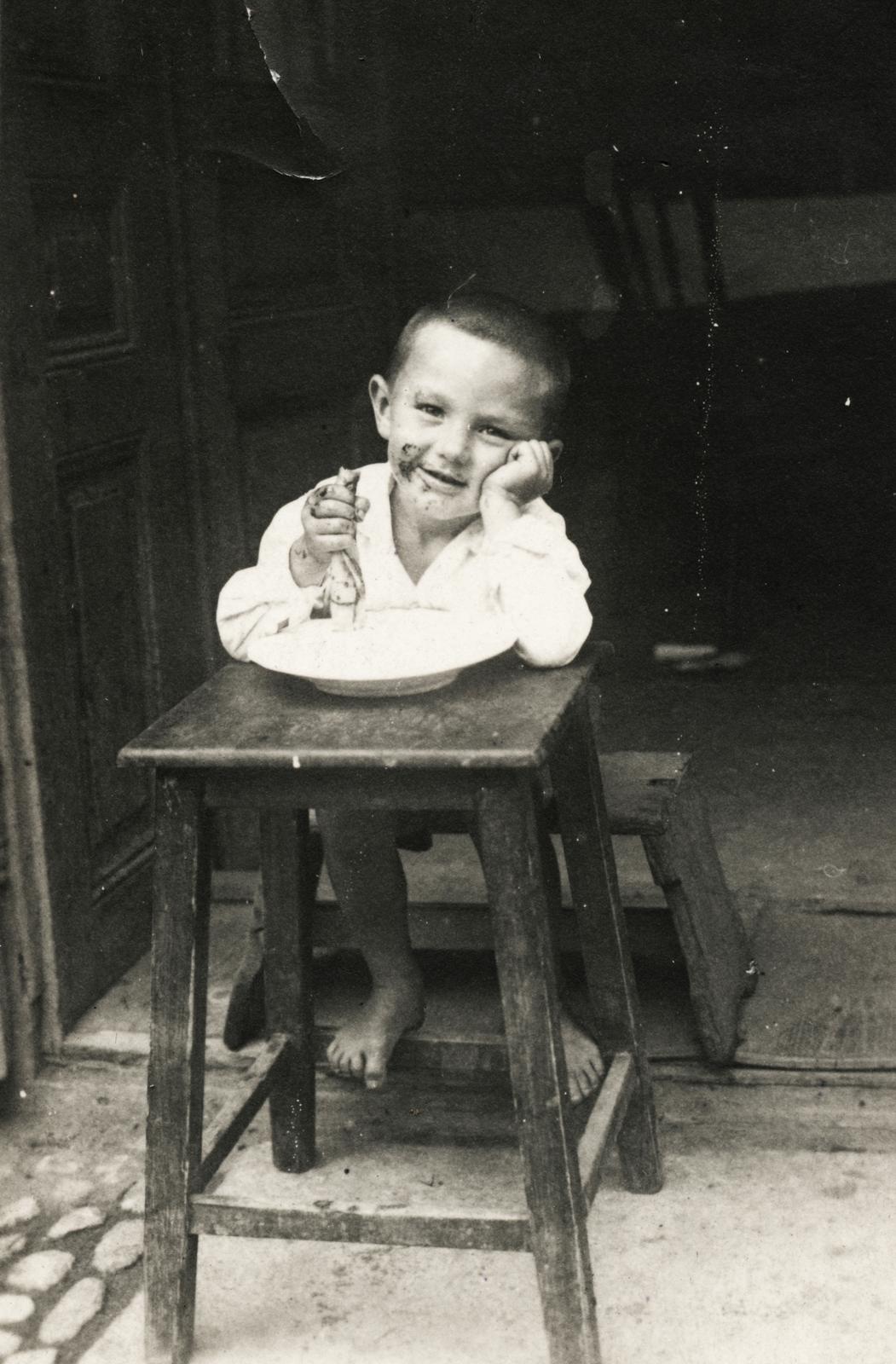 1919, Kenderessy Tibor, könyökölni, kisfiú, mosoly, Fortepan #235605