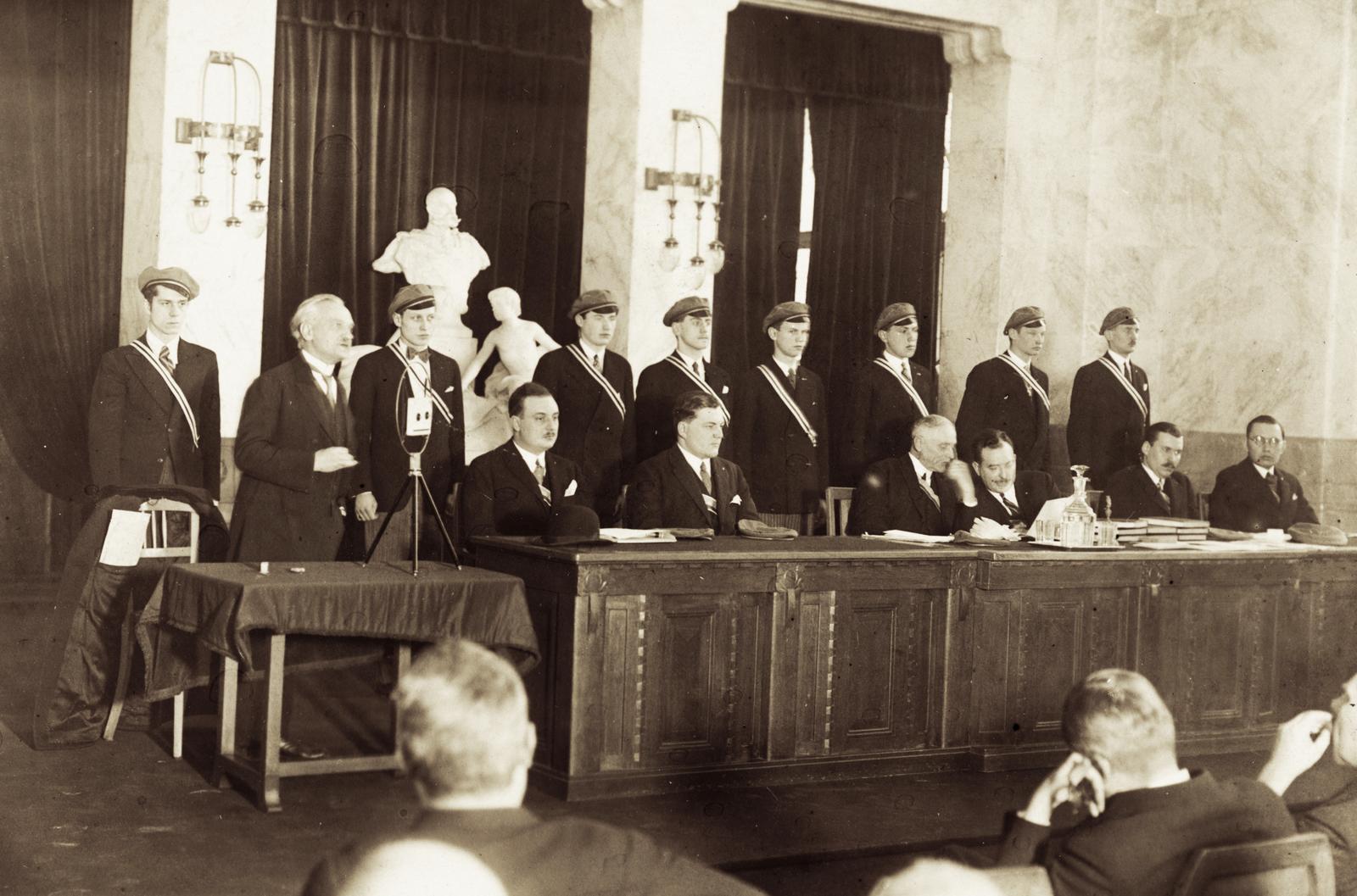 Magyarország, Műegyetem rakpart 3., a József Műegyetem (később Budapesti Műszaki és Gazdaságtudományi Egyetem) díszterme. A Hungária Magyar Technikusok Egyesülete XII. közgyűlése. Dr. Heller Farkas professzor A világgazdasági válságról szóló előadását tartja. Középen Rohringer Sándor egyetemi tanár ül., 1933, Kenderessy Tibor, mellszobor, ünnepség, egyensapka, Fortepan #235608