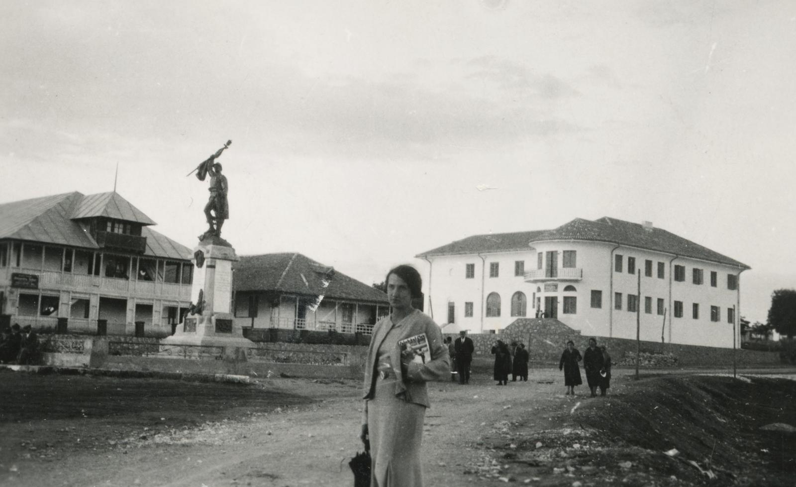 Románia, Techirghiol, balra az Első világháború hőseinek emlékműve, Dumitru Mățăoanu szobrászművész alkotása (1931). Jobbra a Minerva szanatórium., 1938, Kenderessy Tibor, Fortepan #235624