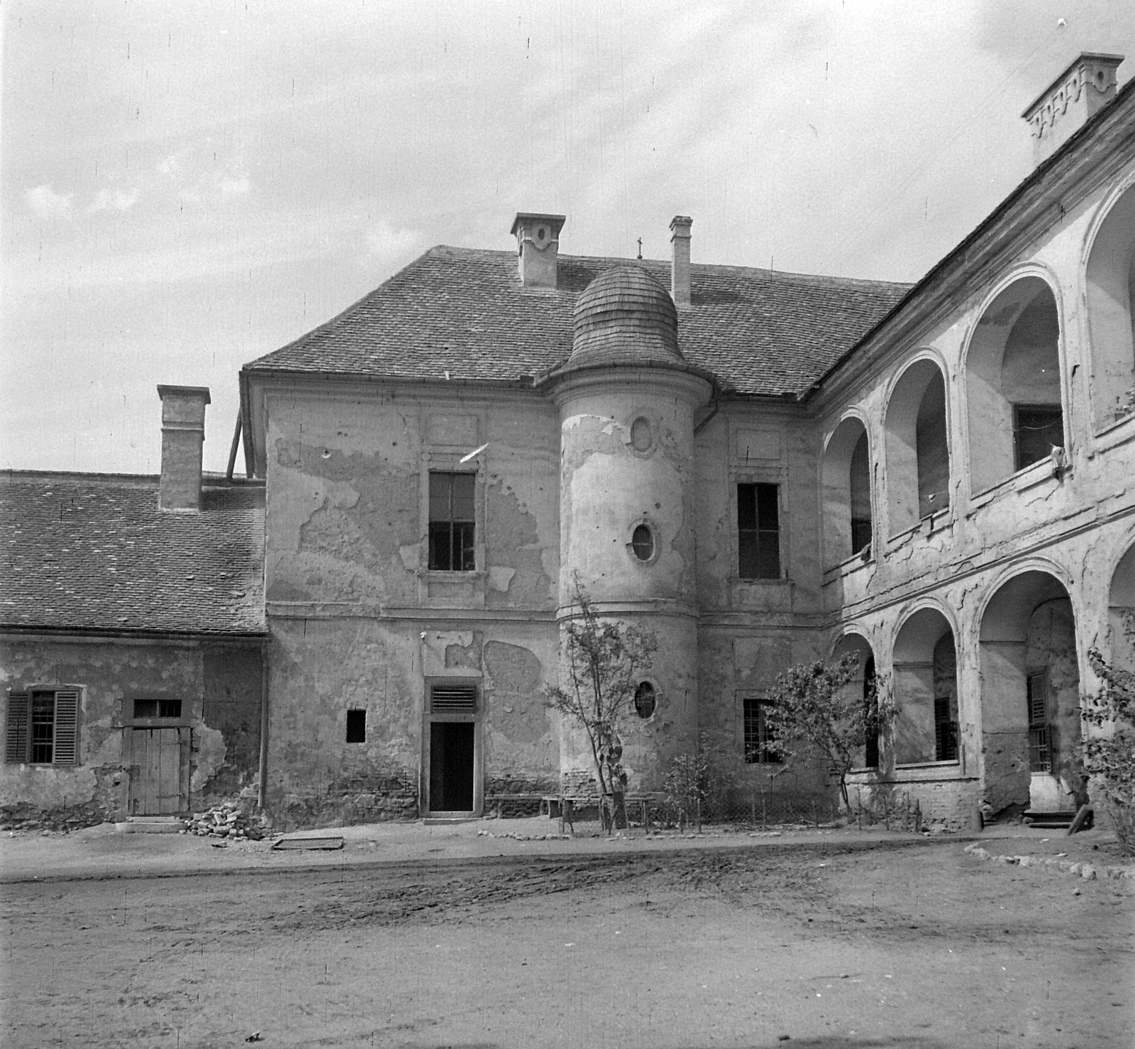 Hungary, Mór, Szent István tér 6. Láncos (Luzsénszky) kastély, ma városháza., 1953, Építész, castle, photo aspect ratio: square, Fortepan #23564