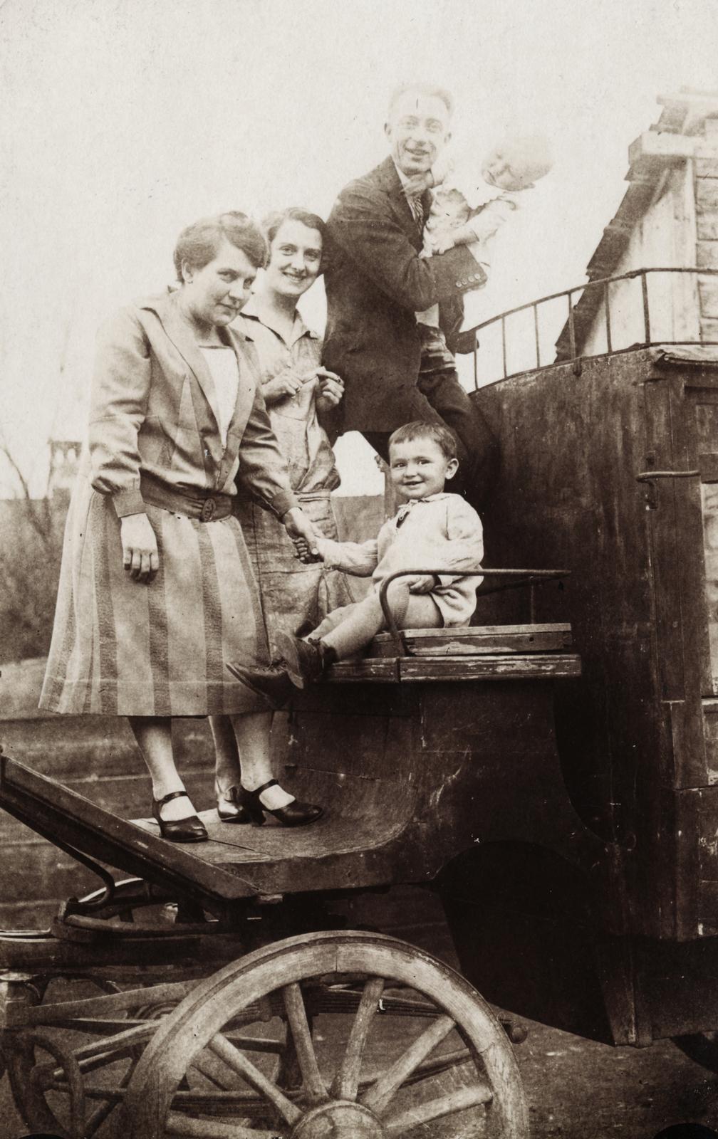 1925, Kenderessy Tibor, hold hands, family, Fortepan #235640