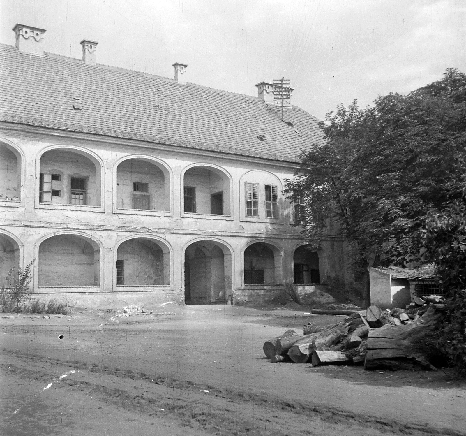 Magyarország, Mór, Szent István tér 6. Láncos (Luzsénszky) kastély, ma városháza., 1953, Építész, kastély, farakás, képarány: négyzetes, Fortepan #23565