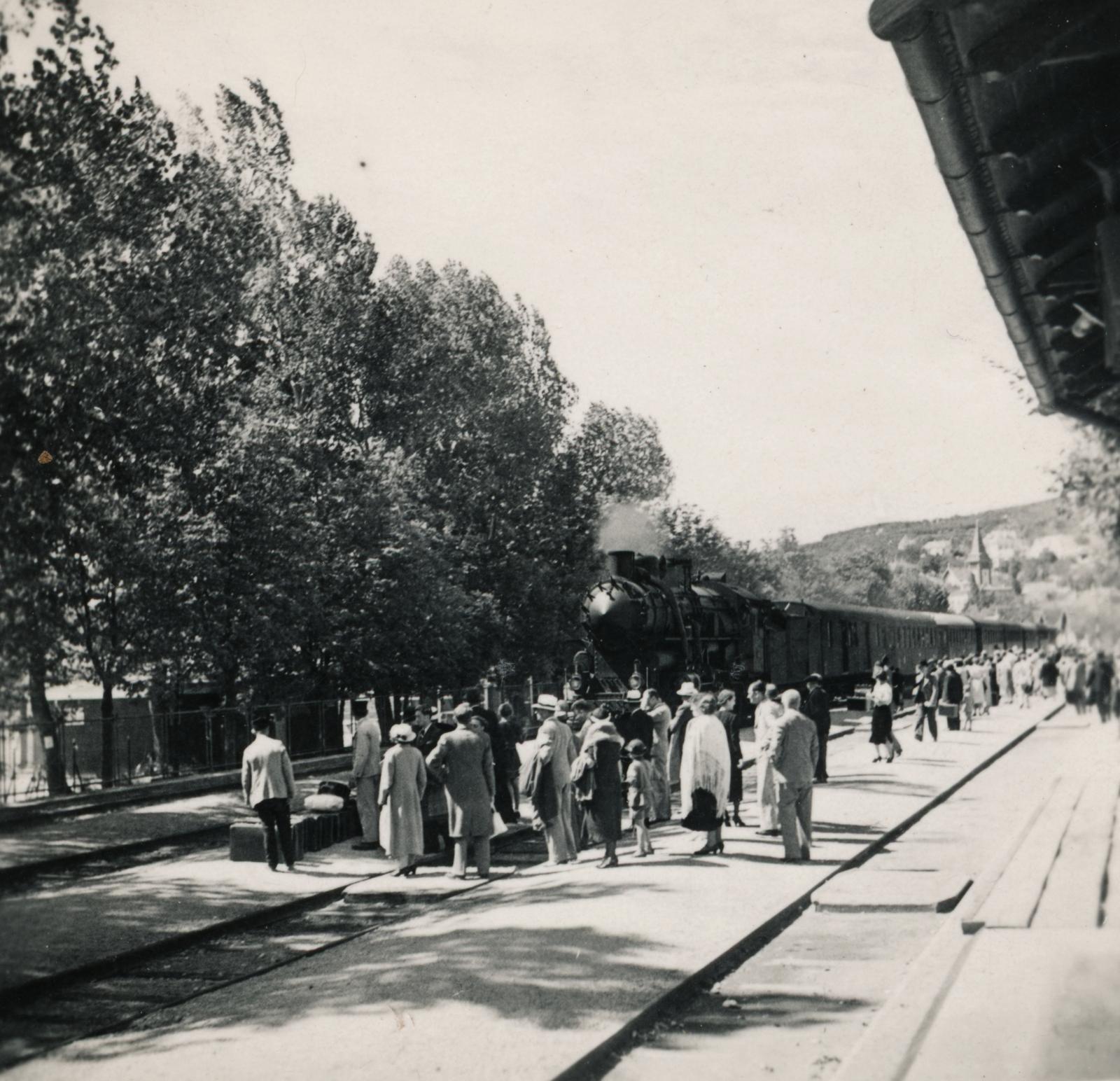 1937, Kenderessy Tibor, vasúti szerelvény, képarány: négyzetes, peron, utas, Fortepan #235650