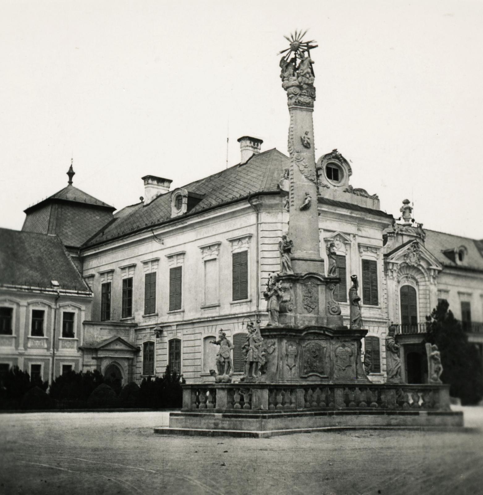 Hungary, Veszprém, Vár, Szentháromság tér, Szentháromság-szobor, mögötte az Érseki Palota., 1937, Kenderessy Tibor, monument, Fortepan #235651