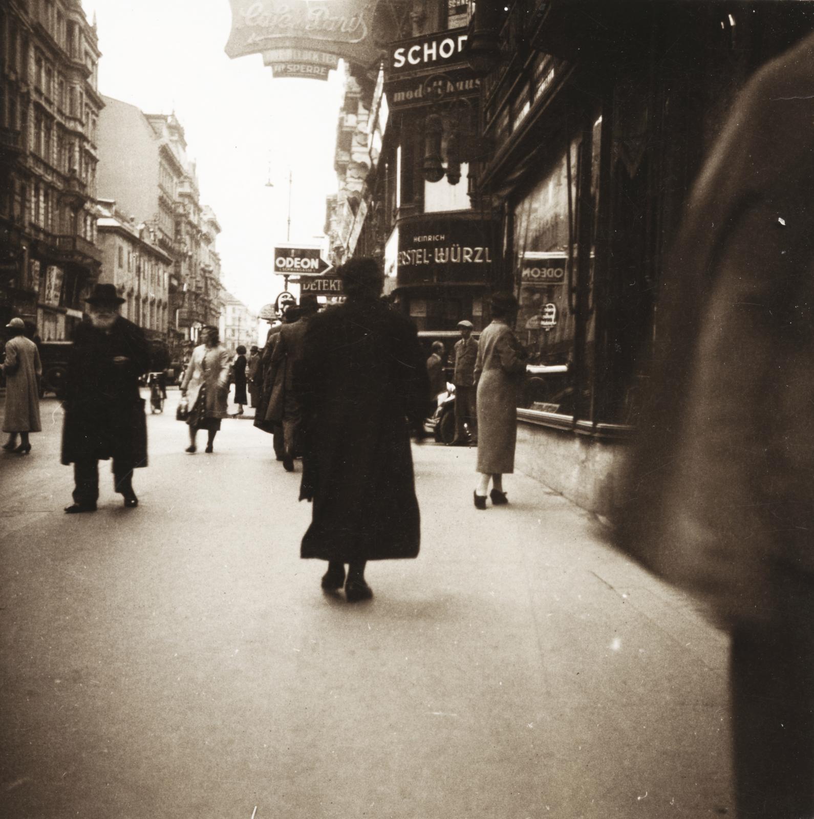 Ausztria, Bécs, Kärntner Straße, a Marco-d'Aviano-Gasse felől a Führichgasse felé nézve., 1936, Kenderessy Tibor, Fortepan #235655