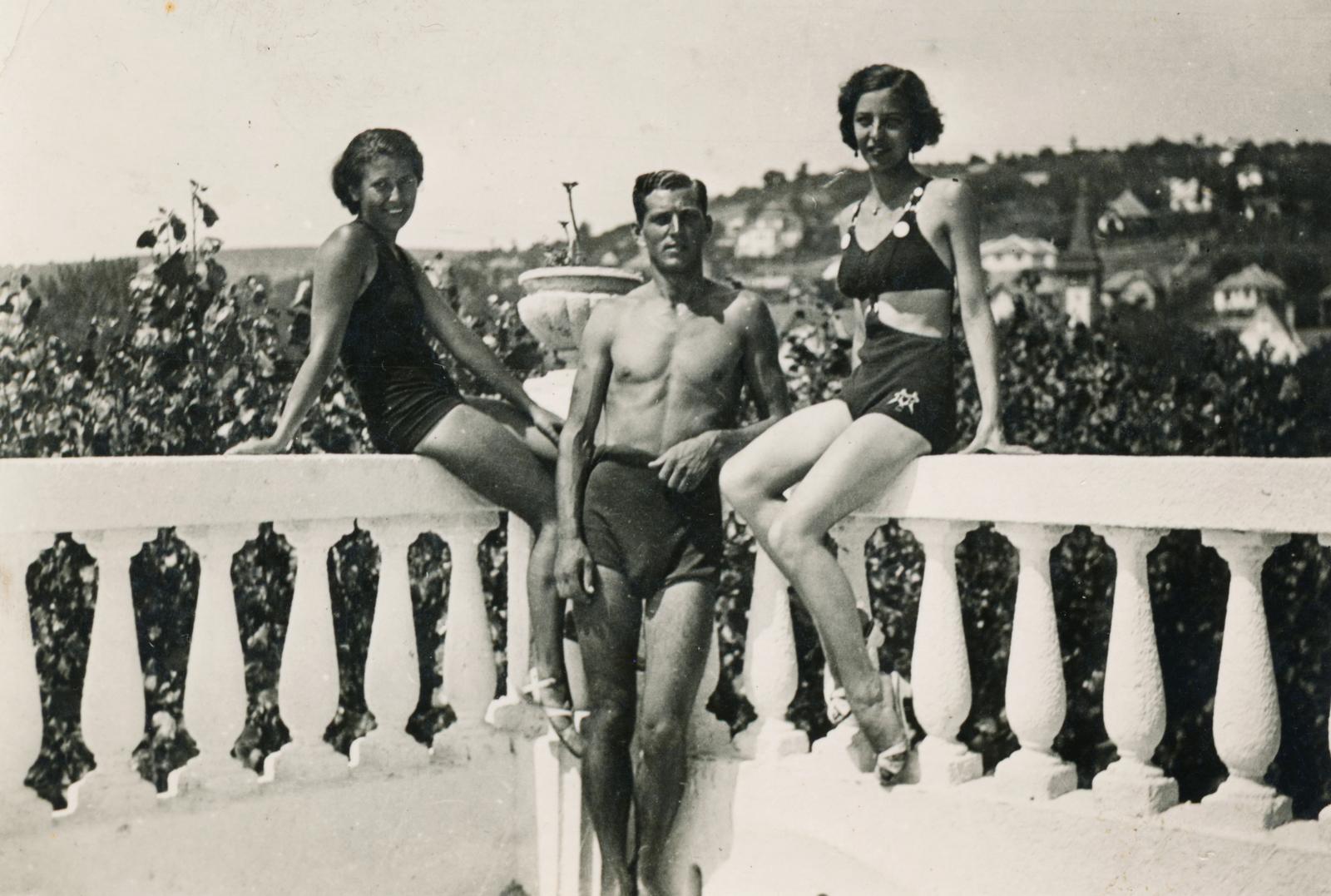 Magyarország, Balatonalmádi, a felvétel a strand központi épületének teraszán készült., 1936, Szilágyi Lajosné, Fortepan #235678