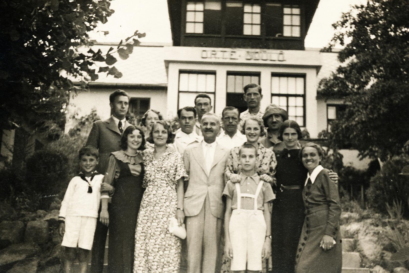 Hungary, Balatonalmádi, a felvétel az Országos Református Tanító Egyesület (O. R. T. E.) Dobó Sándor Üdülőháza előtt készült., 1936, Szilágyi Lajosné, Fortepan #235679