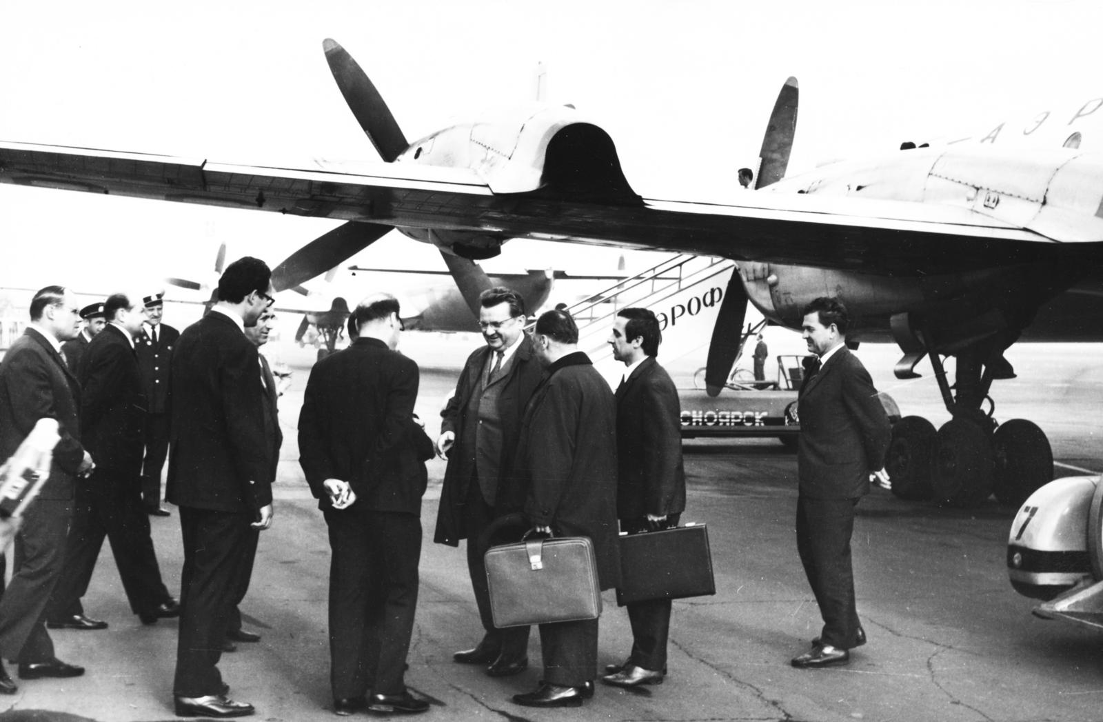 Russia, Moscow, középen dr. Bondor József építésügyi és városgazdálkodási miniszter., 1969, Hegedűs Tibor, airplane, Ilyushin-brand, Aeroflot airlines, Fortepan #235696