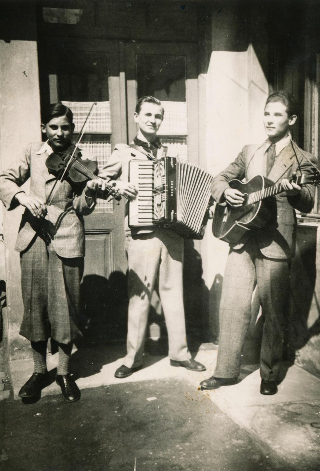 1941, Hegedűs Tibor, tangóharmonika, hegedű, gitár, hárman, Fortepan #235719