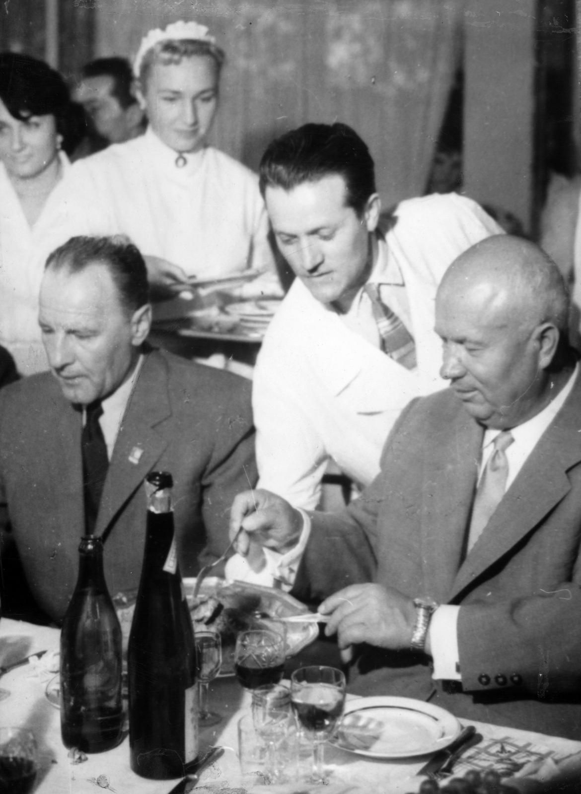 1958, Pető Iván, híres ember, politikus, felszolgáló, étkezés, Fortepan #235729