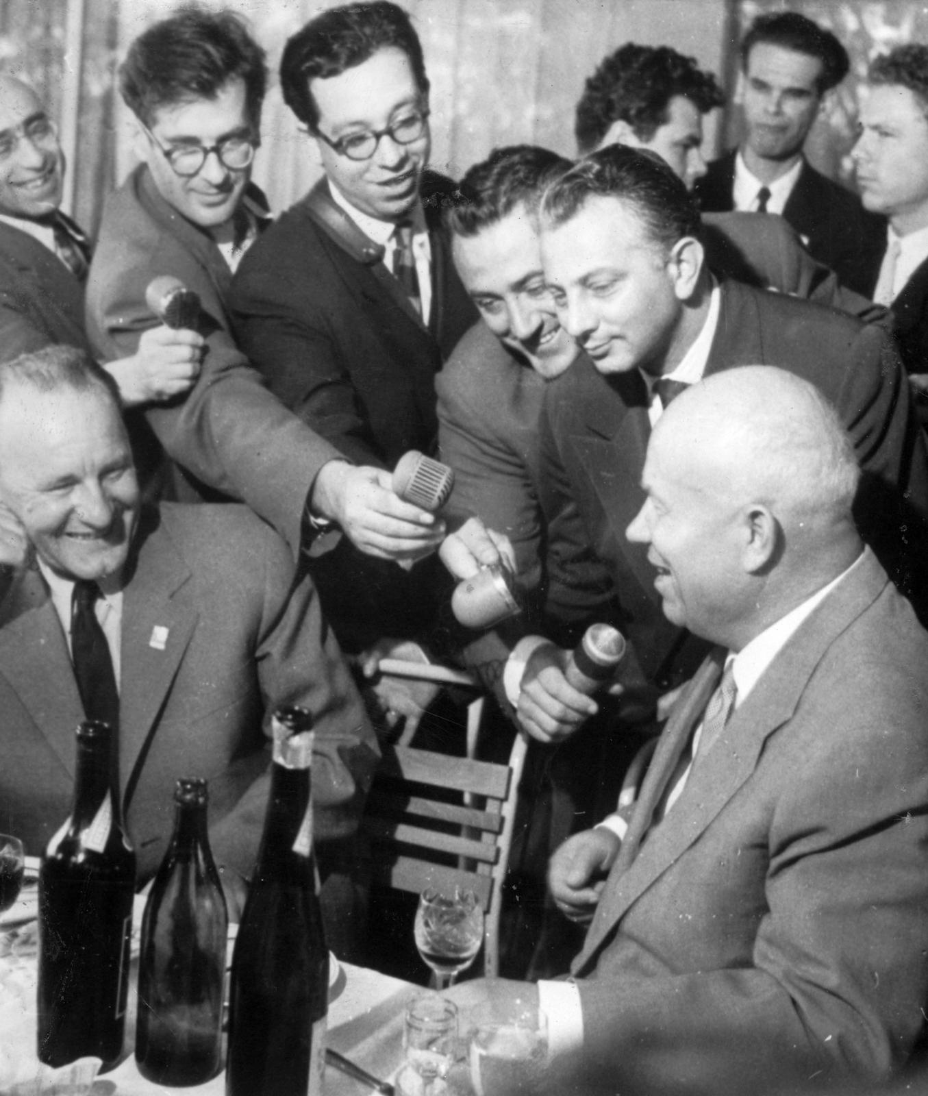 1958, Pető Iván, celebrity, reporter, microphone, Fortepan #235730