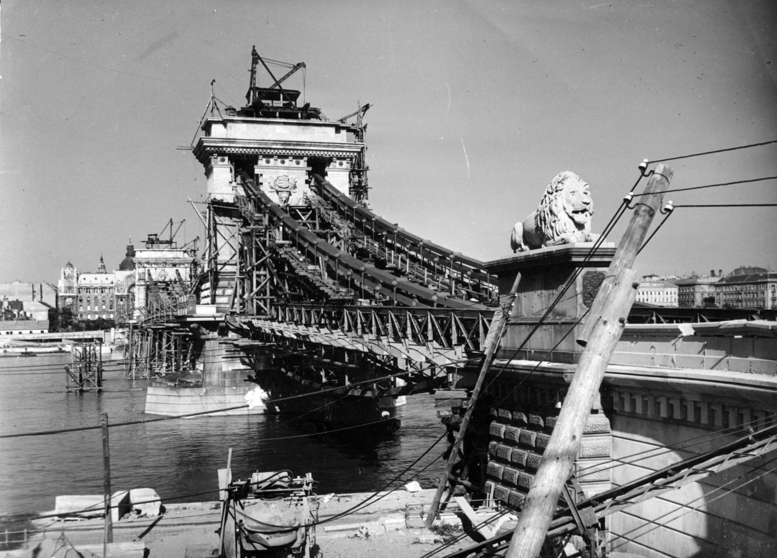Hungary, Budapest I., a Széchenyi Lánchíd az újjáépítéskor a Clark Ádám tér felől nézve., 1949, Gellért Andor Tamás, Best of, bridge building, shell, Budapest, Fortepan #235735