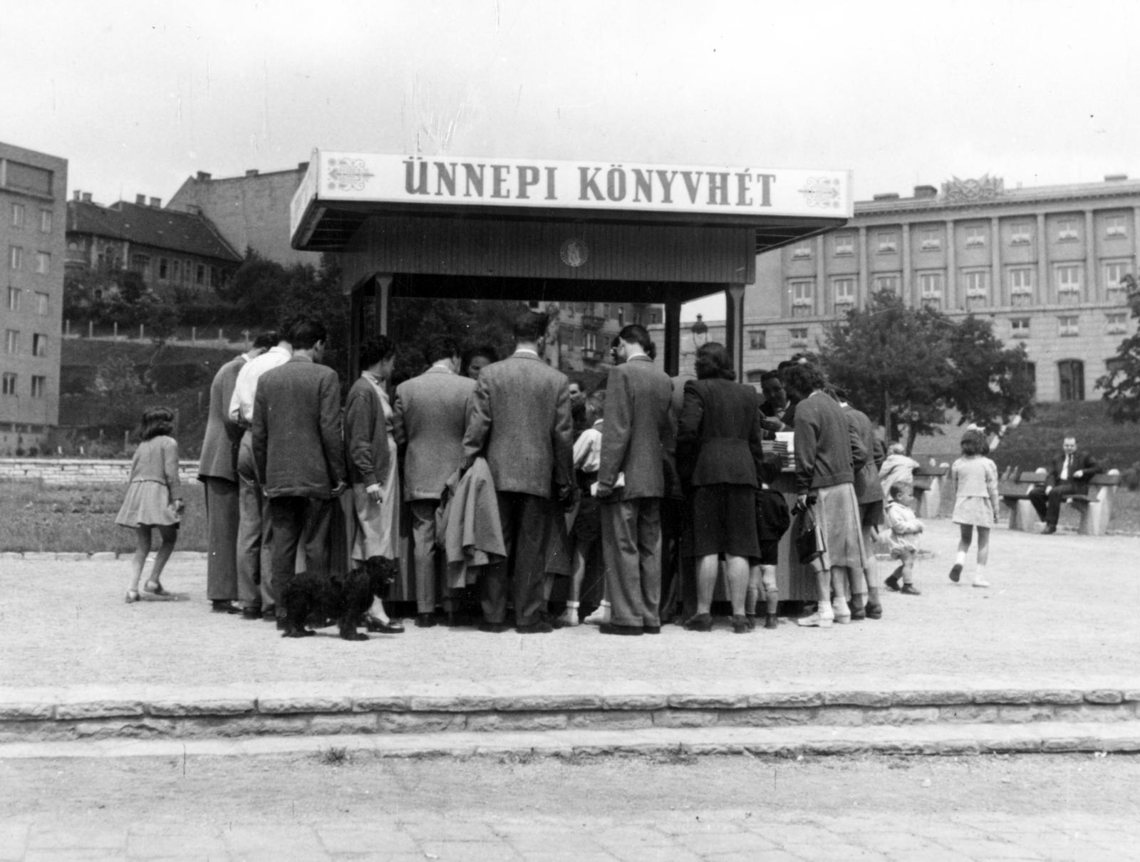 Magyarország, Budapest II., Mechwart tér, az Ünnepi Könyvhét pavilonja mögött jobbra a Kerületi Tanács épülete (később Polgármesteri hivatal)., 1954, Gellért Andor Tamás, Budapest, Fortepan #235742