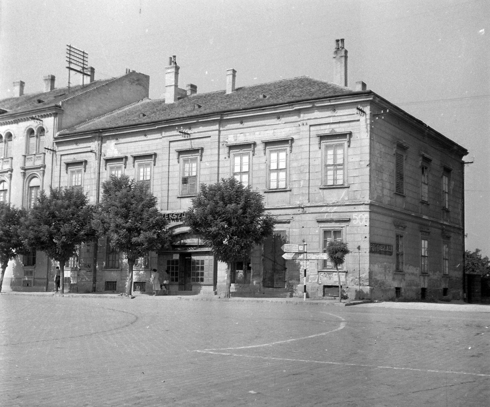 Hungary, Székesfehérvár, Vörösmarty tér - Vak Bottyán köz sarok., 1954, Építész, road signs, street view, Fortepan #23576