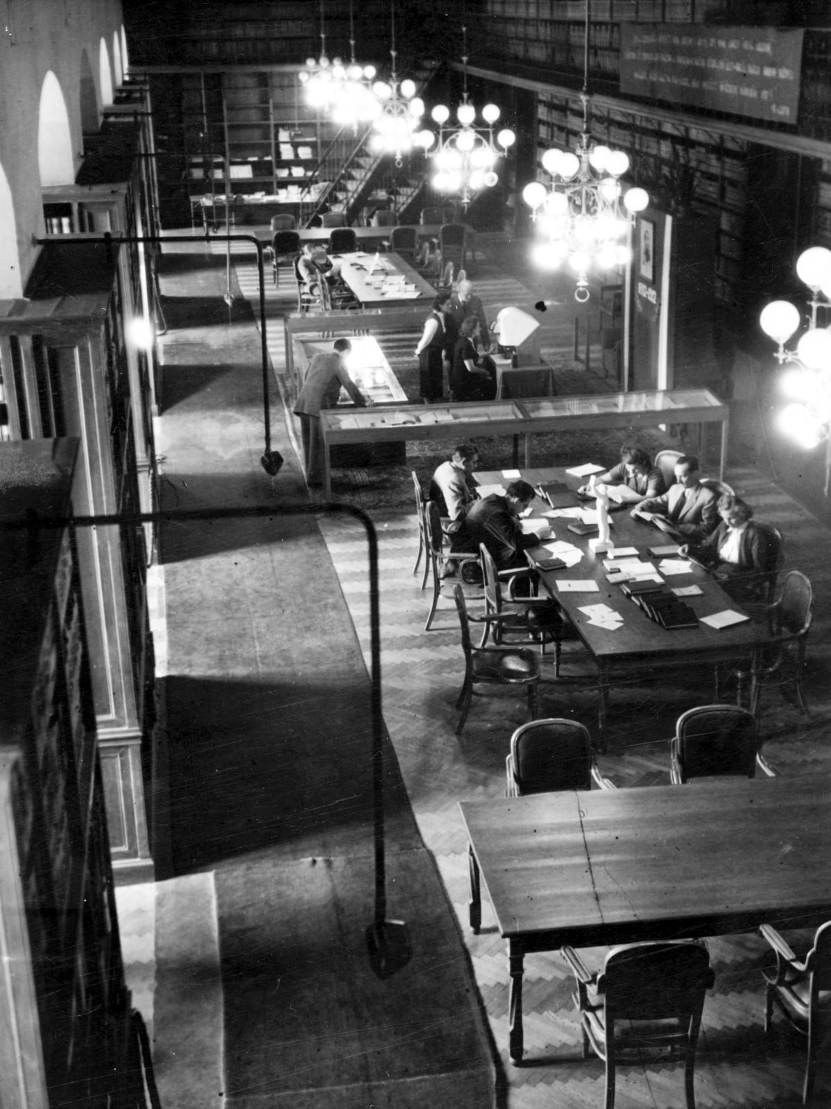 Magyarország, Budapest V., Parlament, az Országgyűlési Könyvtár olvasóterme., 1954, Gellért Andor Tamás, Budapest, Fortepan #235771