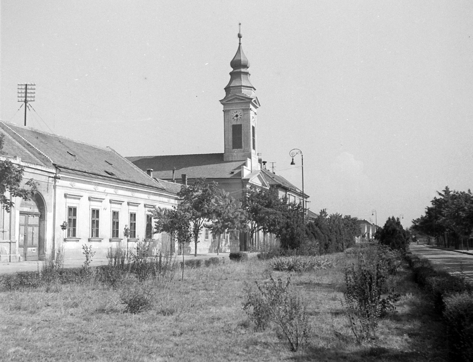 Hungary, Székesfehérvár, Széchenyi utca, református templom., 1954, Építész, church, street view, lamp post, Fortepan #23578