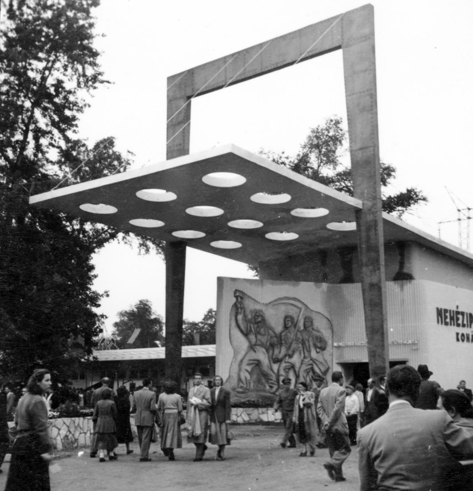 Magyarország, Városliget, Budapest XIV., Budapesti Nemzetközi Őszi Vásár, a nehézipar pavilonja., 1949, Gellért Andor Tamás, Budapest, Fortepan #235807