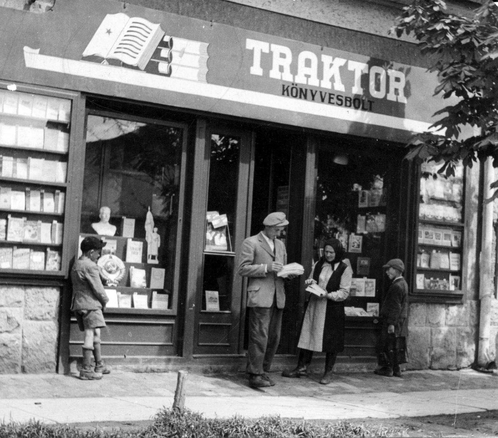 Hungary, Túrkeve, Kossuth utca 11., TRAKTOR Könyvesbolt., 1951, Gellért Andor Tamás, Fortepan #235809