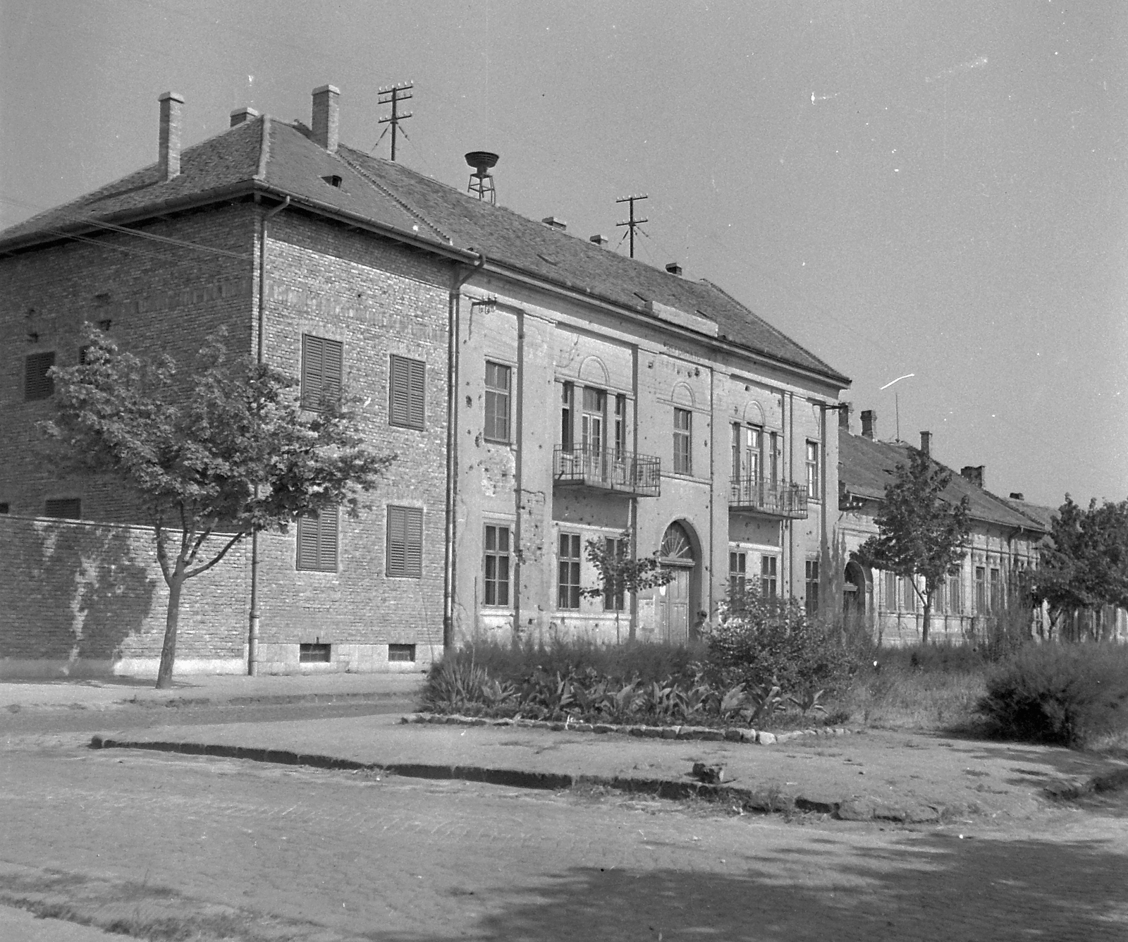 Hungary, Székesfehérvár, Széchenyi utca 20., 1954, Építész, street view, house, war damage, bullet hole, Fortepan #23582