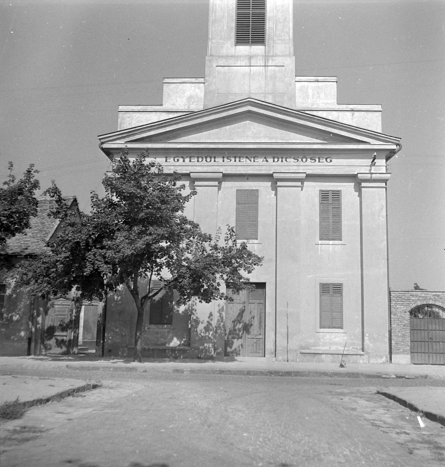 Magyarország, Székesfehérvár, Széchenyi utca, Belvárosi református templom., 1954, Építész, templom, felirat, Fortepan #23583