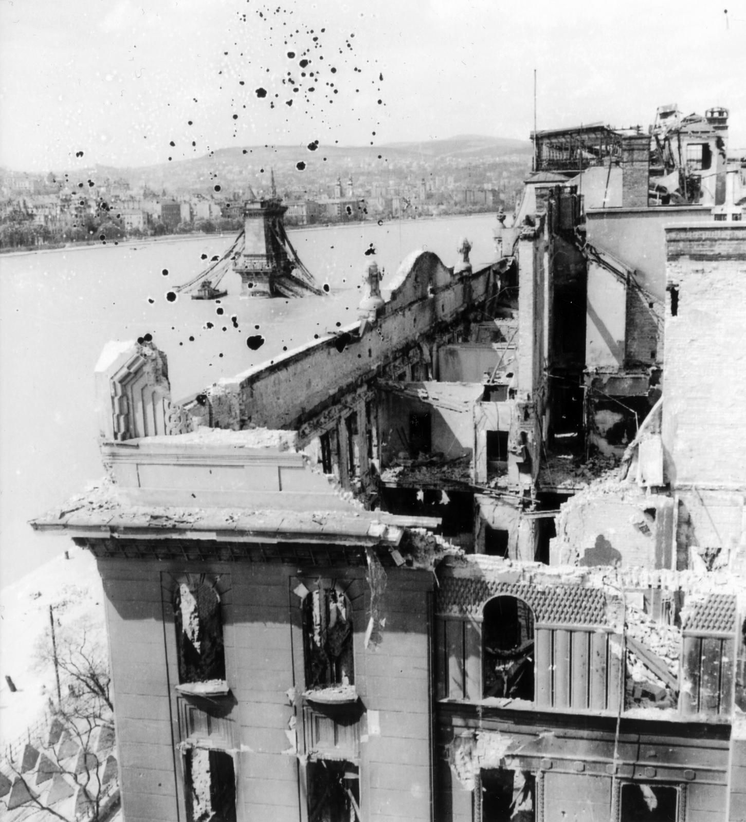 Hungary, Budapest V., Wekerle Sándor (Wurm) utca - Dunakorzó sarok, a romos Lloyd-palota mögött a lerombolt Széchenyi Lánchíd., 1945, Kirilly Gergely, Budapest, war damage, anti-tank obstacles, Fortepan #235928